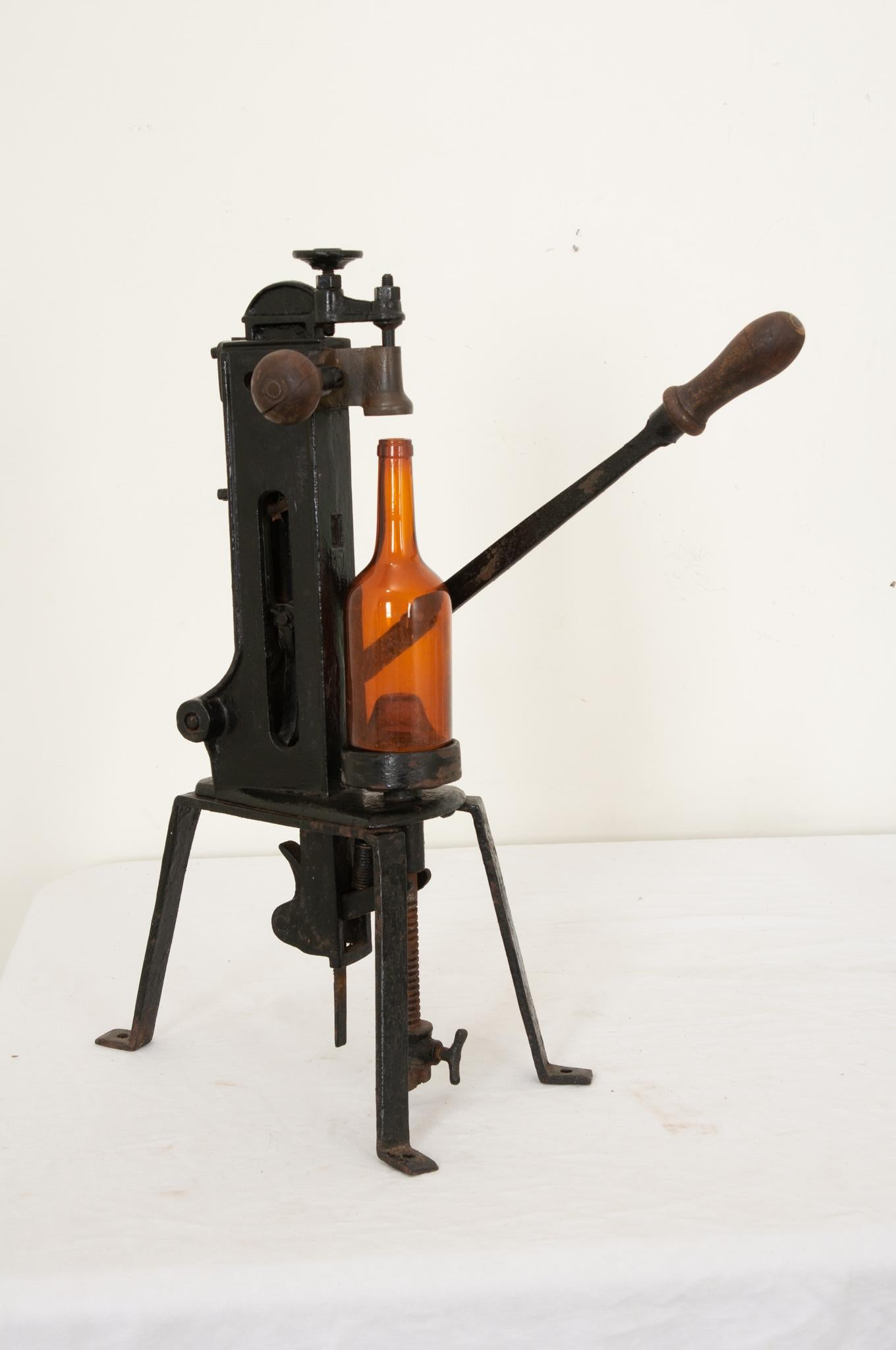 Pharmazeutisches Eisen-Korker aus dem 19. Jahrhundert im Angebot 1
