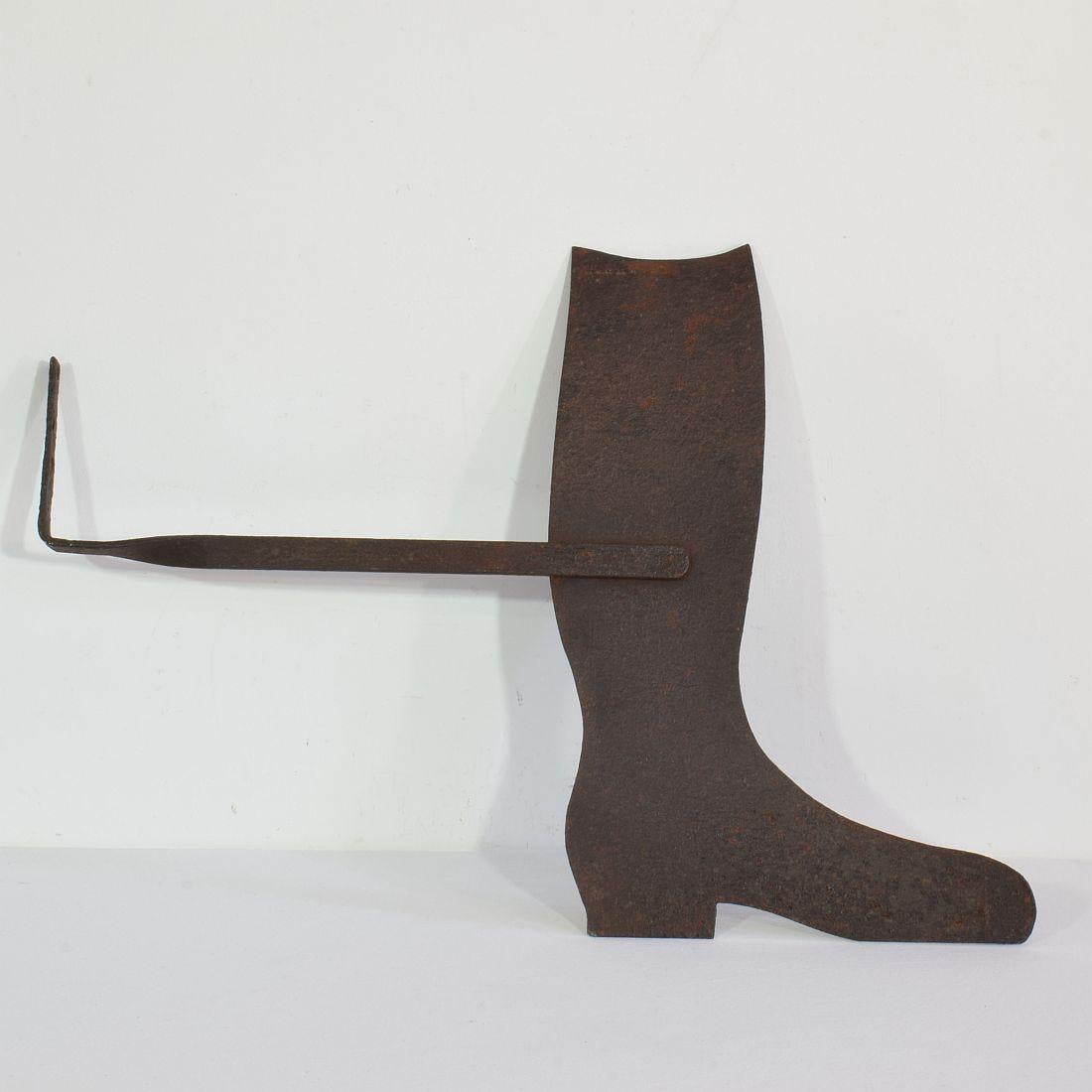 Originales genietetes Schild aus Eisenblech für eine Schuhmacherei. Einzigartiger Fund,
Frankreich, um 1800-1850. Spuren von roter Farbe sichtbar.
Verwittert.