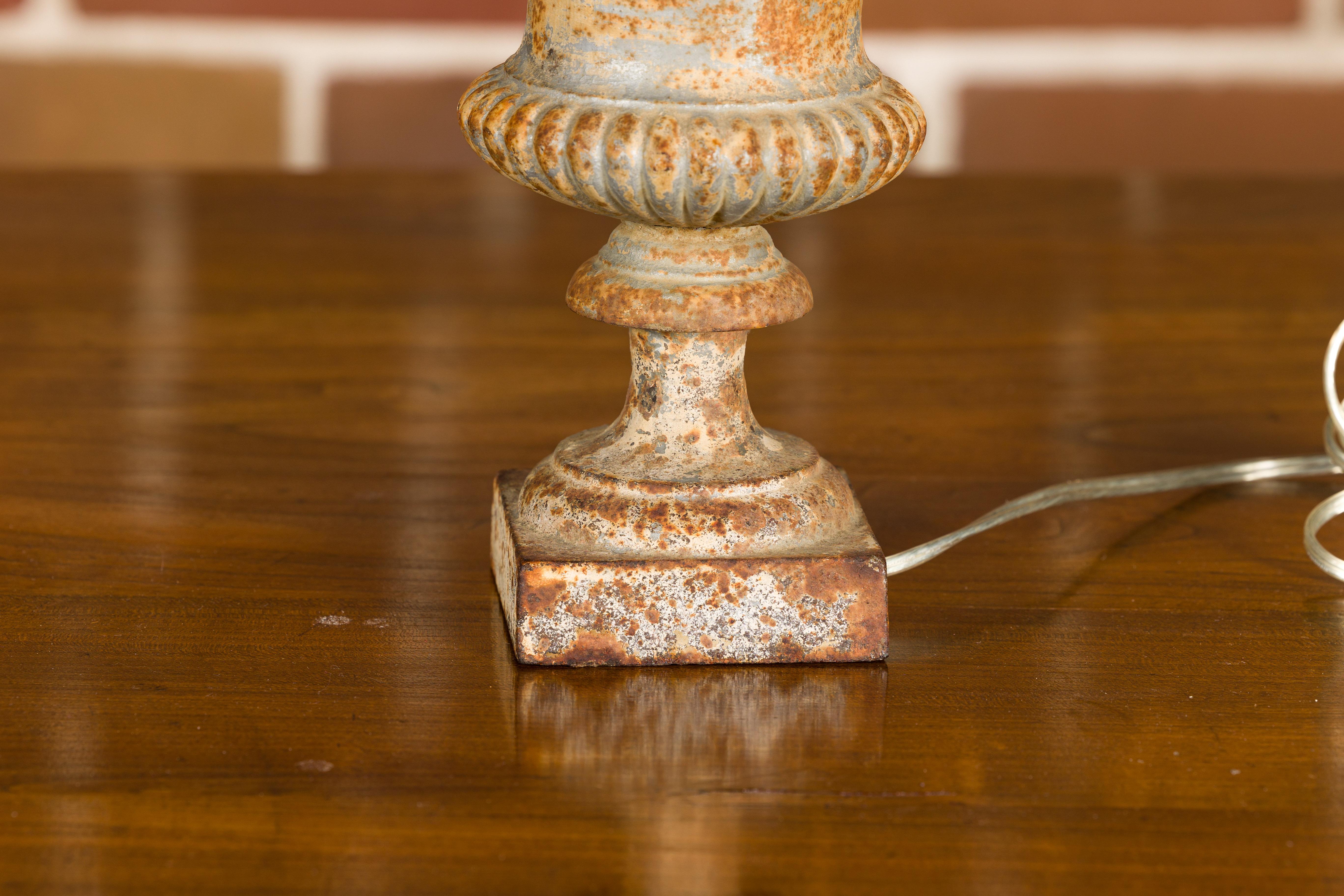 Vase Medicis en fer du 19ème siècle transformé en lampe de table, USA Wired en vente 4