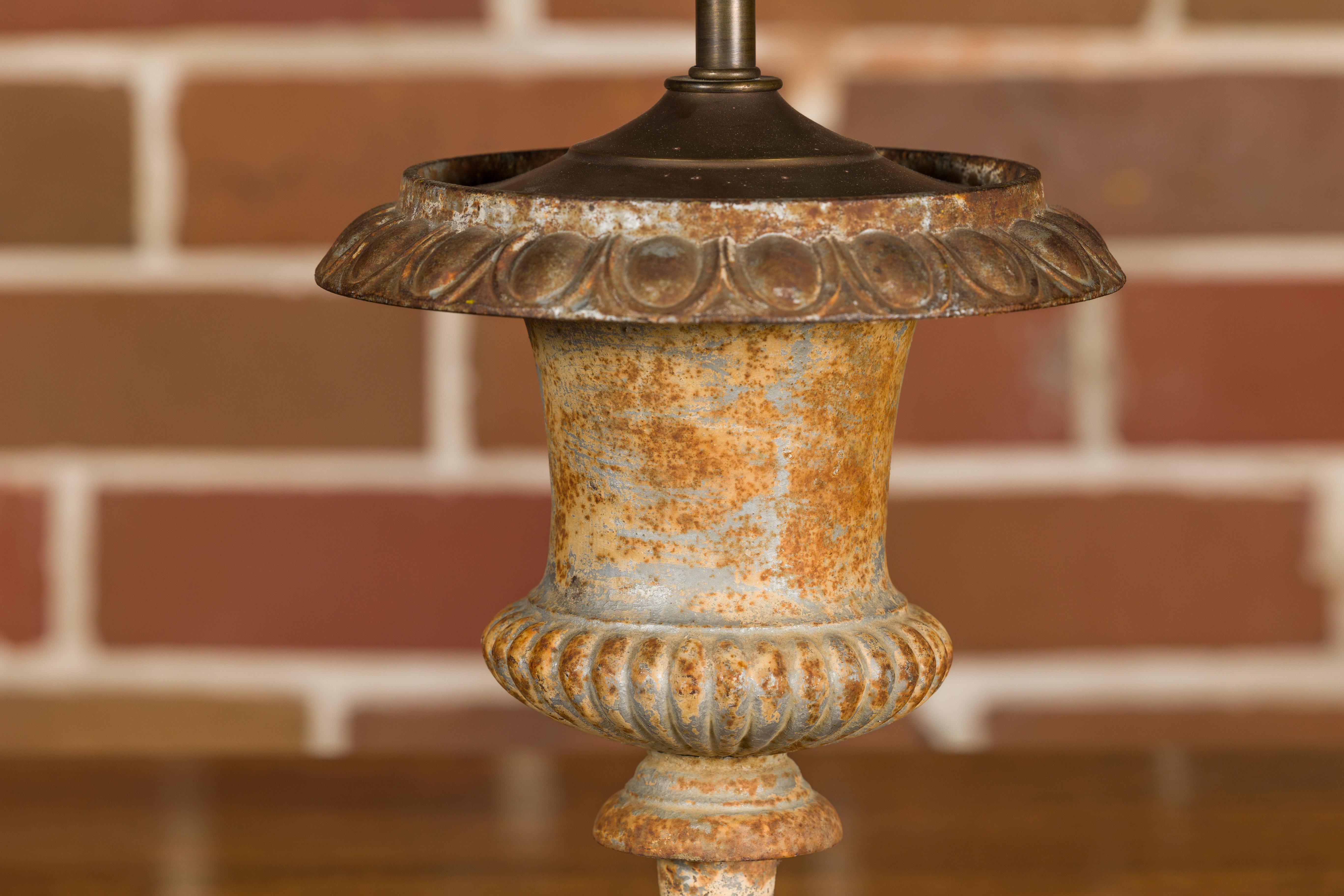 Vase Medicis en fer du 19ème siècle transformé en lampe de table, USA Wired en vente 6