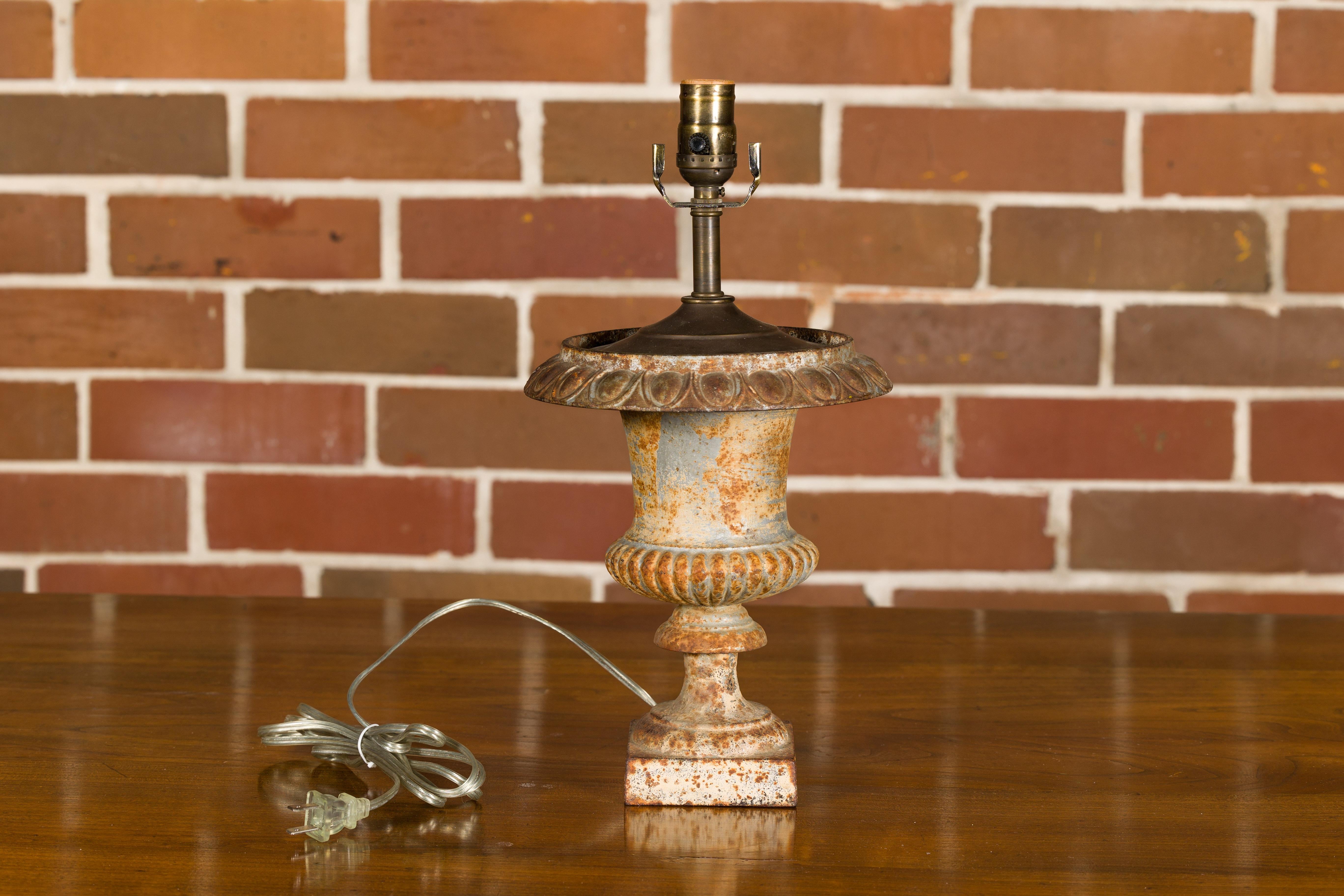 Vase Medicis en fer du 19ème siècle transformé en lampe de table, USA Wired en vente 8