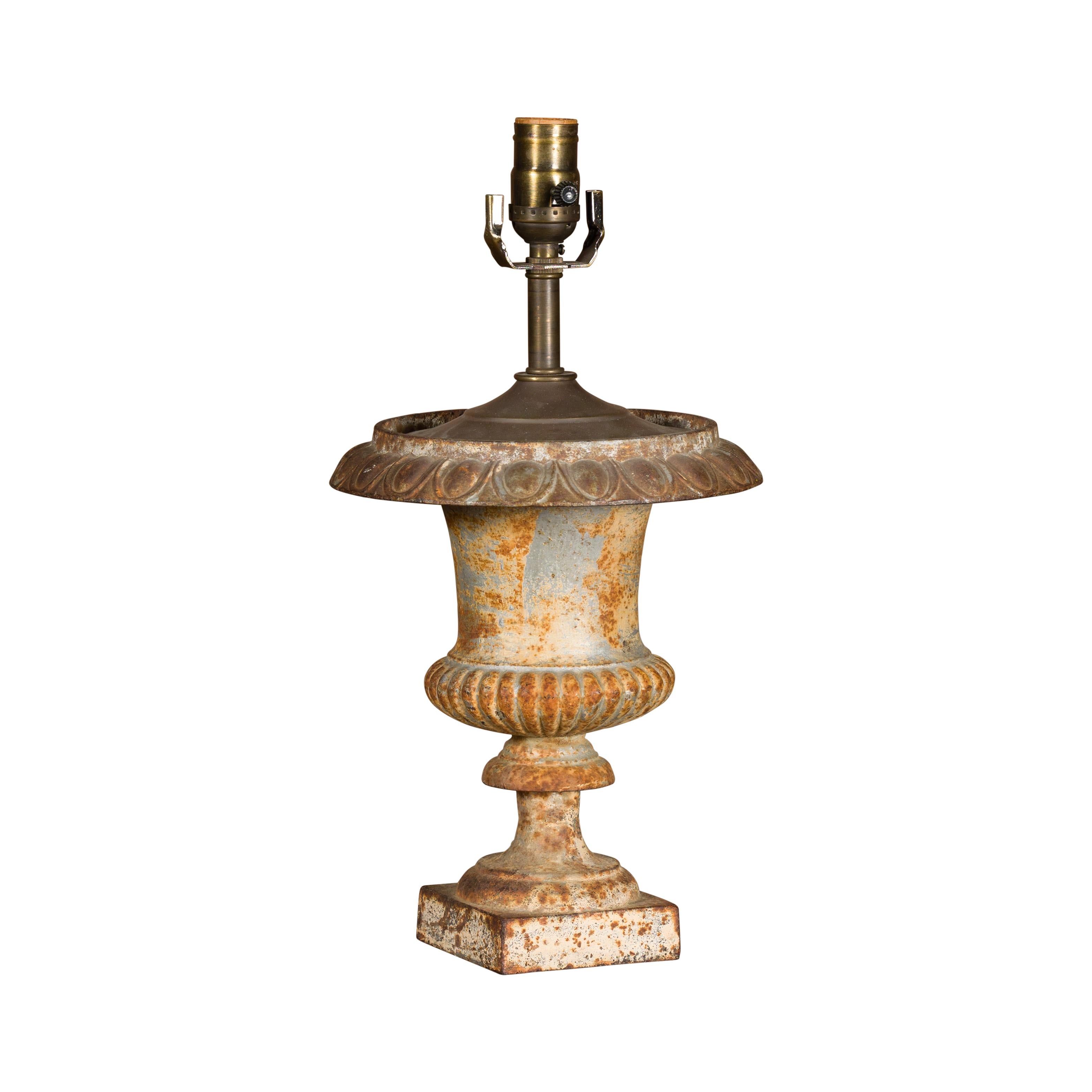Vase Medicis en fer du 19ème siècle transformé en lampe de table, USA Wired en vente 9