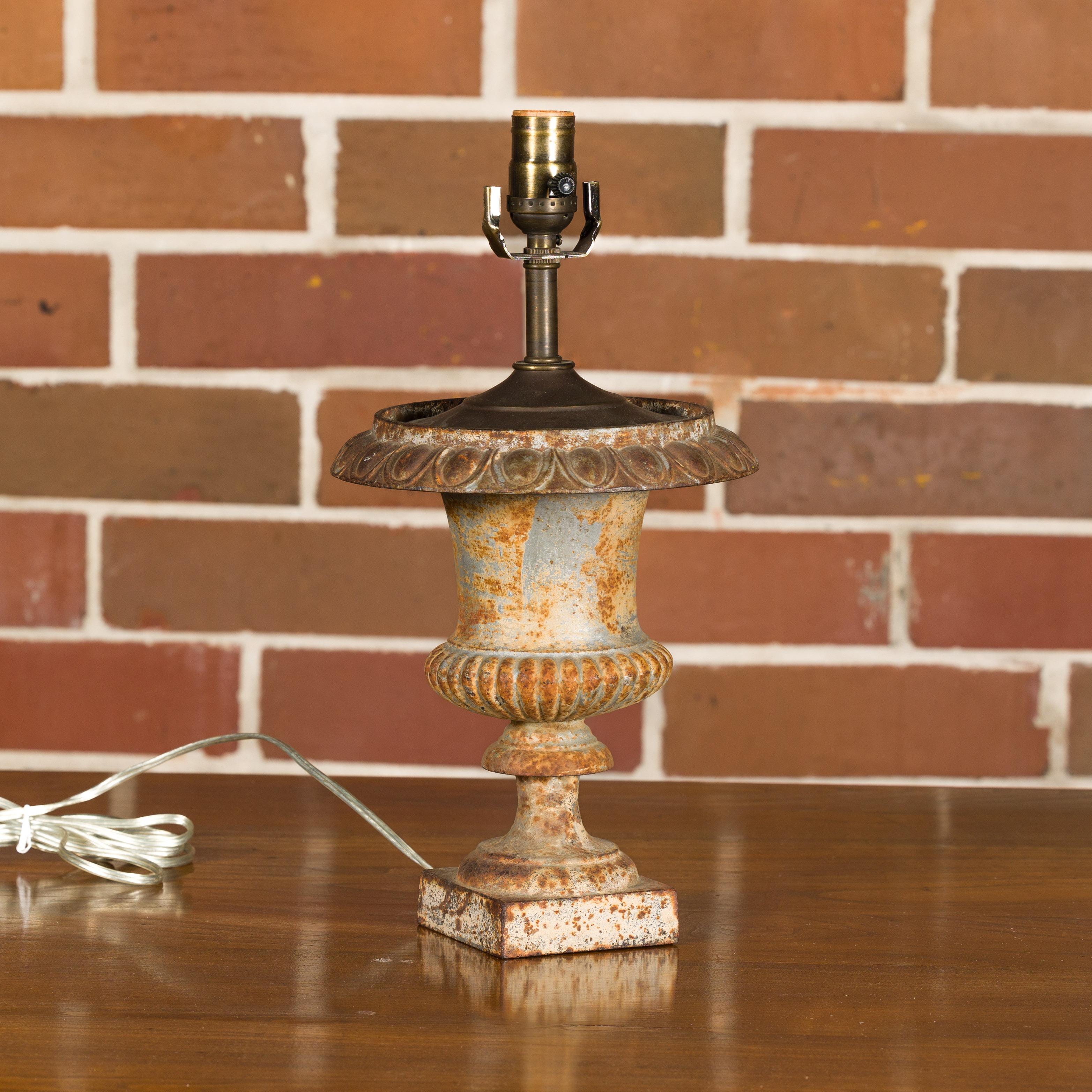 Français Vase Medicis en fer du 19ème siècle transformé en lampe de table, USA Wired en vente