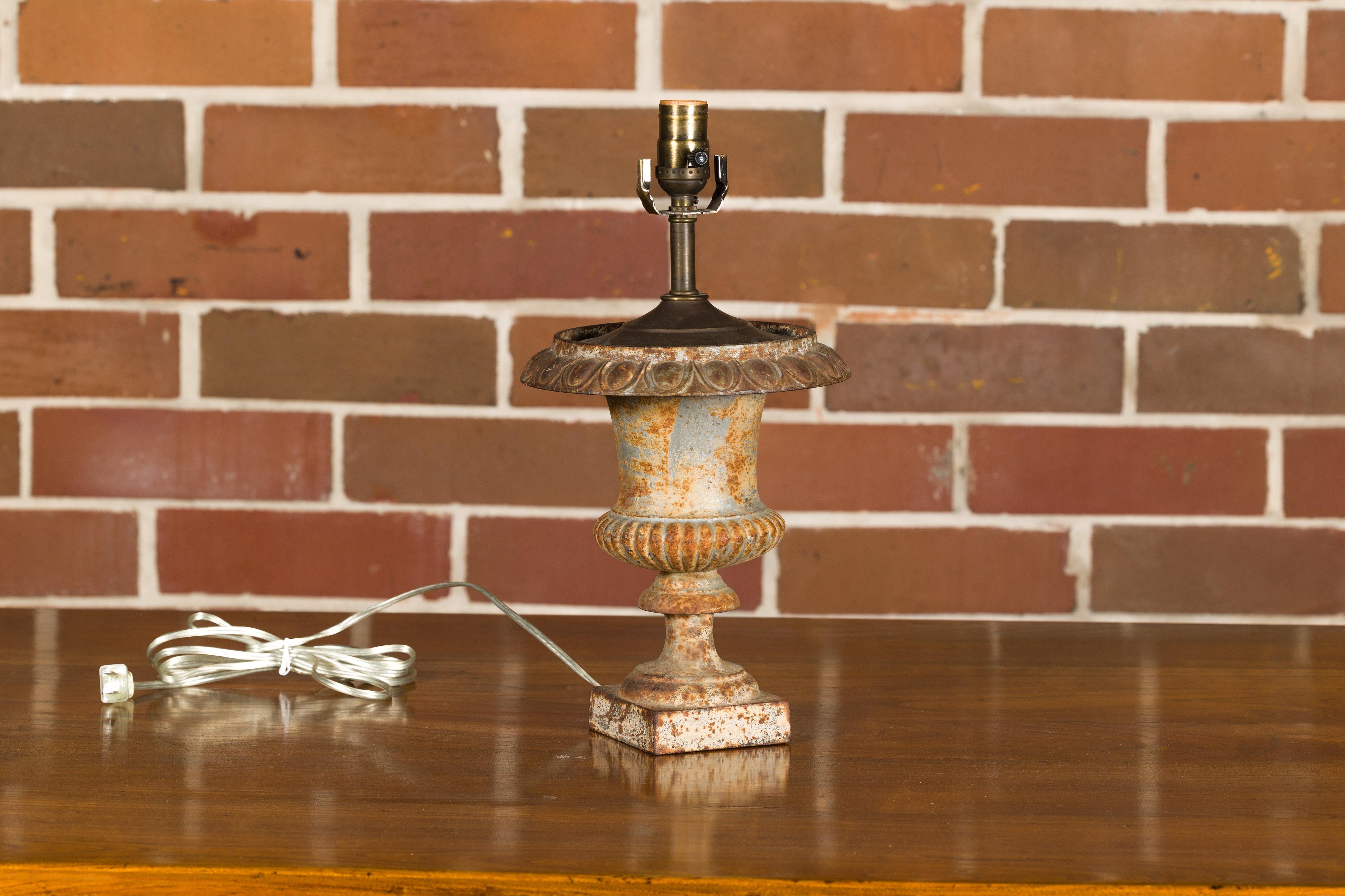 Vase Medicis en fer du 19ème siècle transformé en lampe de table, USA Wired Bon état - En vente à Atlanta, GA