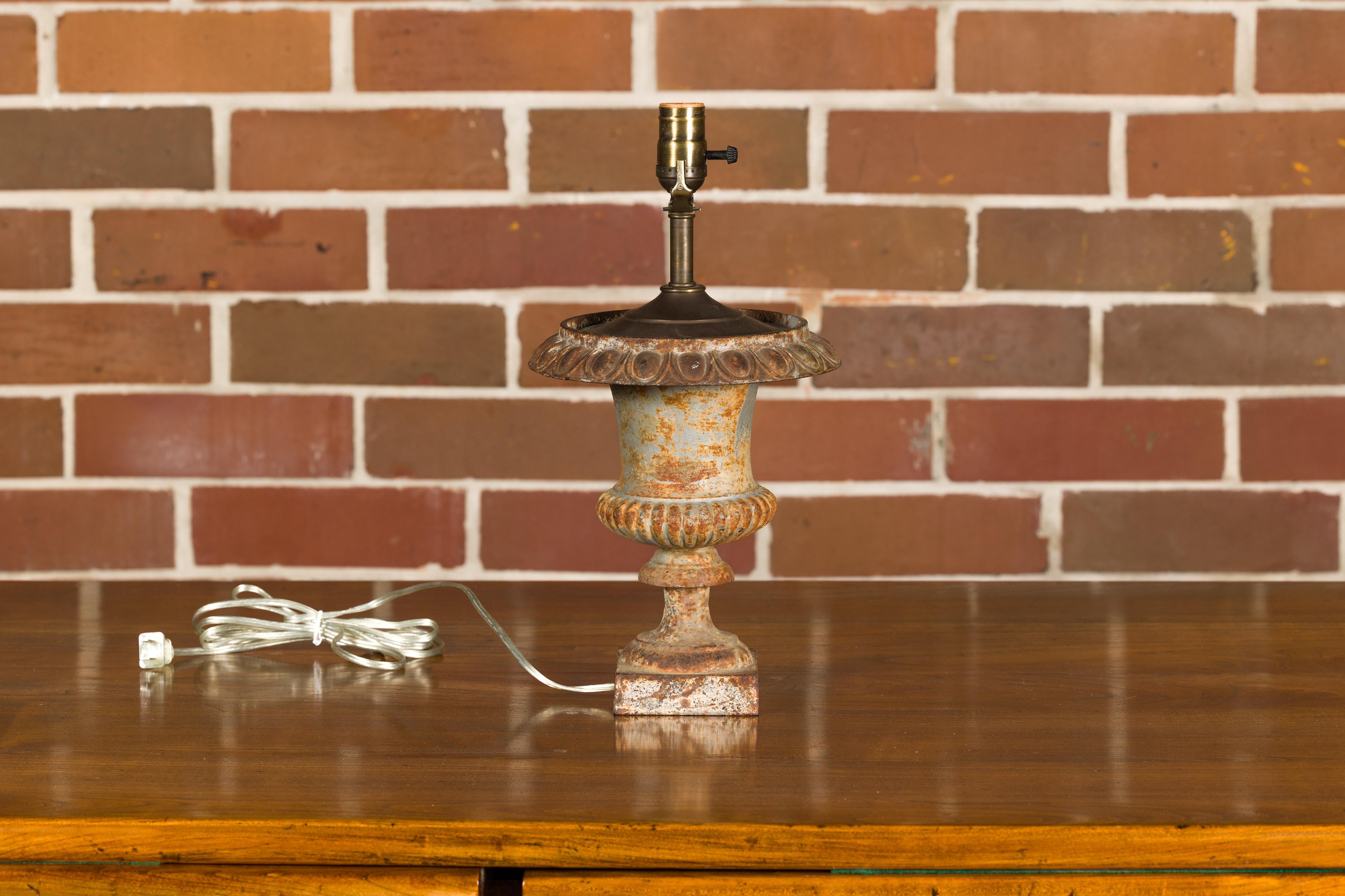 XIXe siècle Vase Medicis en fer du 19ème siècle transformé en lampe de table, USA Wired en vente