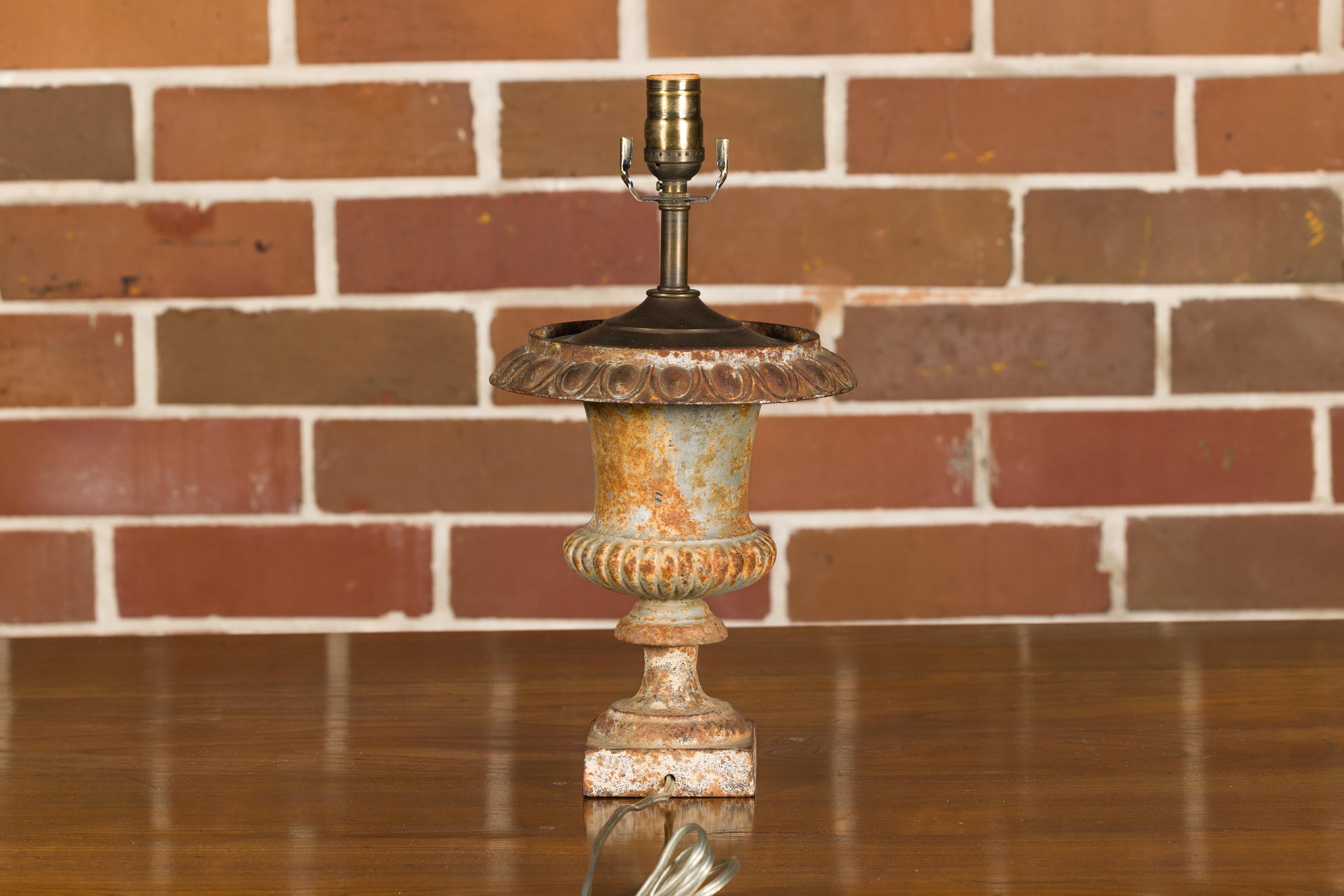 Fer Vase Medicis en fer du 19ème siècle transformé en lampe de table, USA Wired en vente