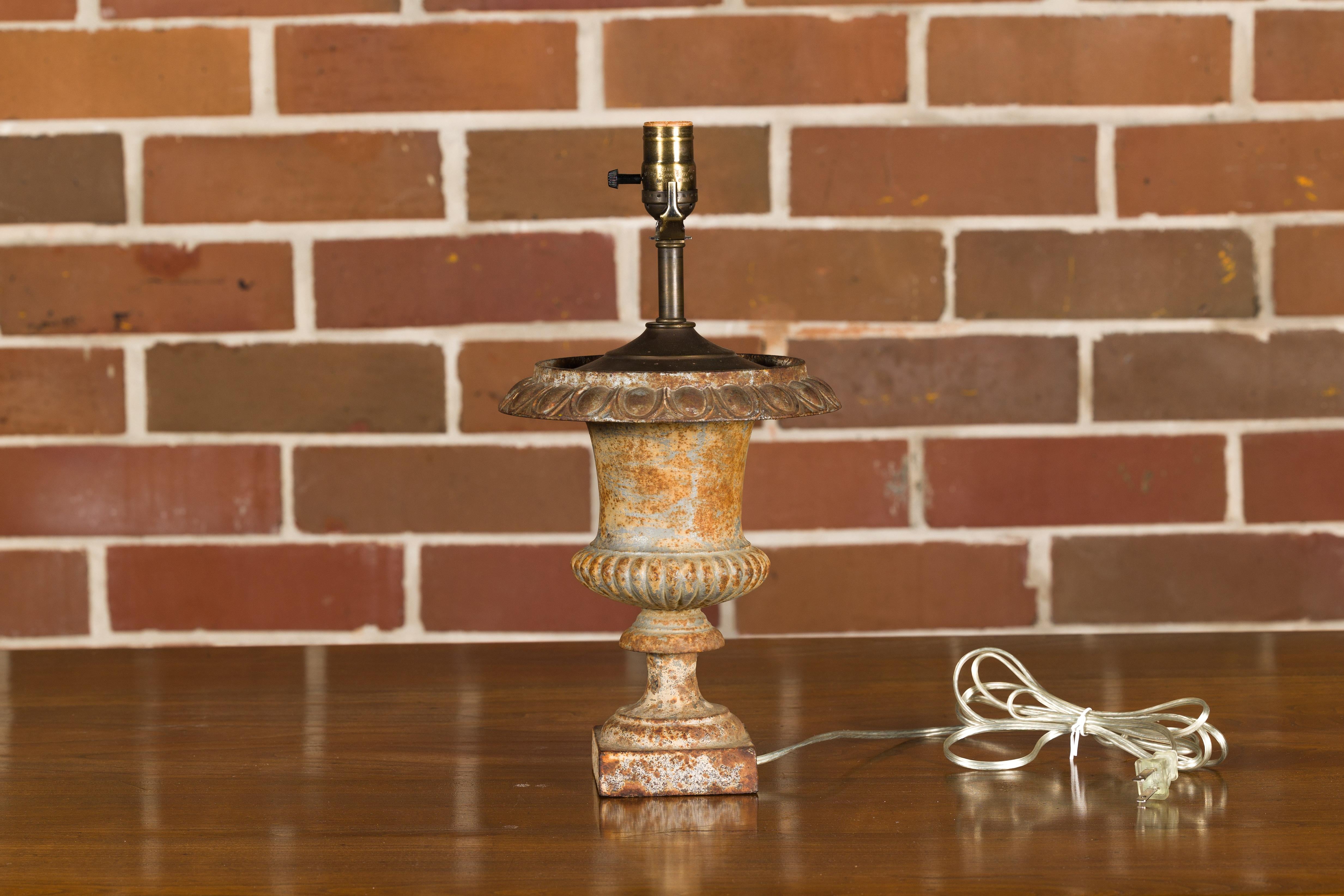 Vase Medicis en fer du 19ème siècle transformé en lampe de table, USA Wired en vente 1