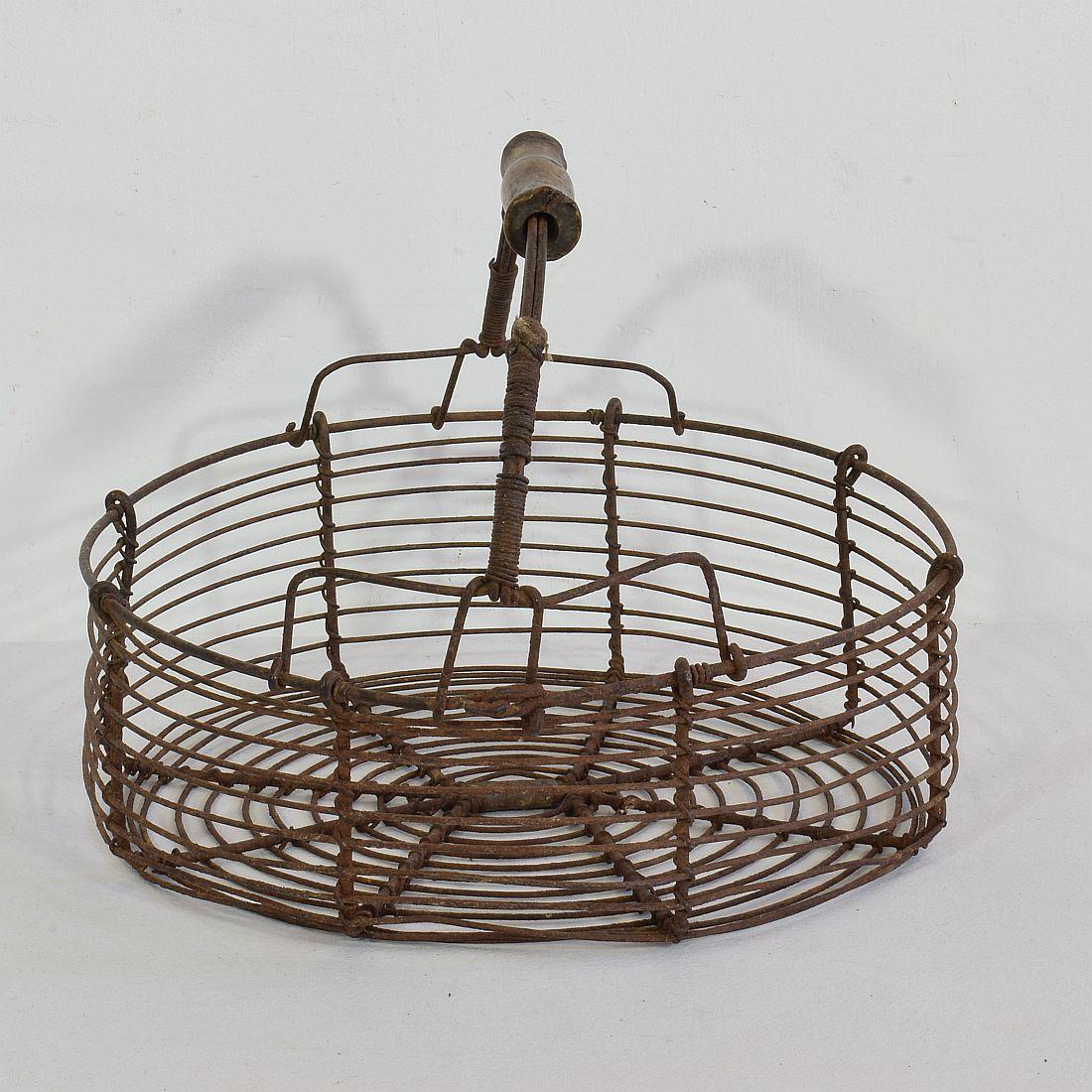 French 19th Century Iron Wirework Basket In Good Condition In Buisson, FR