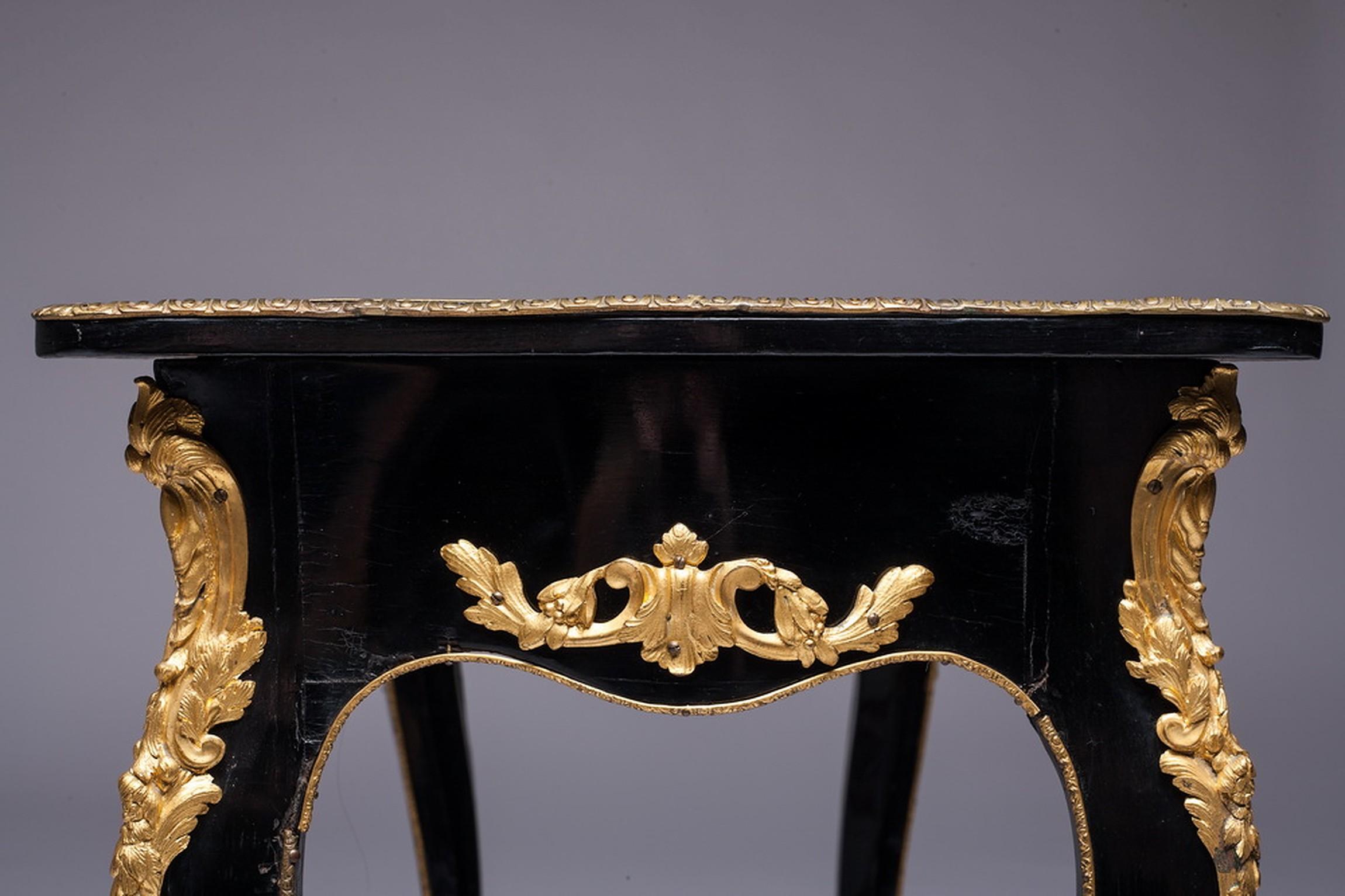 French 19th Century Japanese Lacquer Bureau Plat in Napoleon III Style For Sale 4