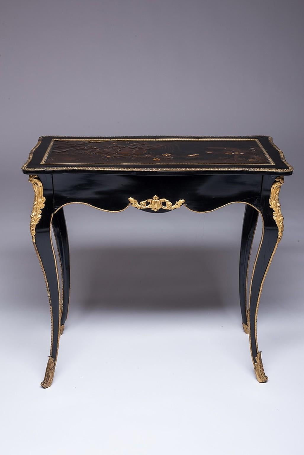 French 19th Century Japanese Lacquer Bureau Plat in Napoleon III Style In Good Condition For Sale In Vilnius, LT