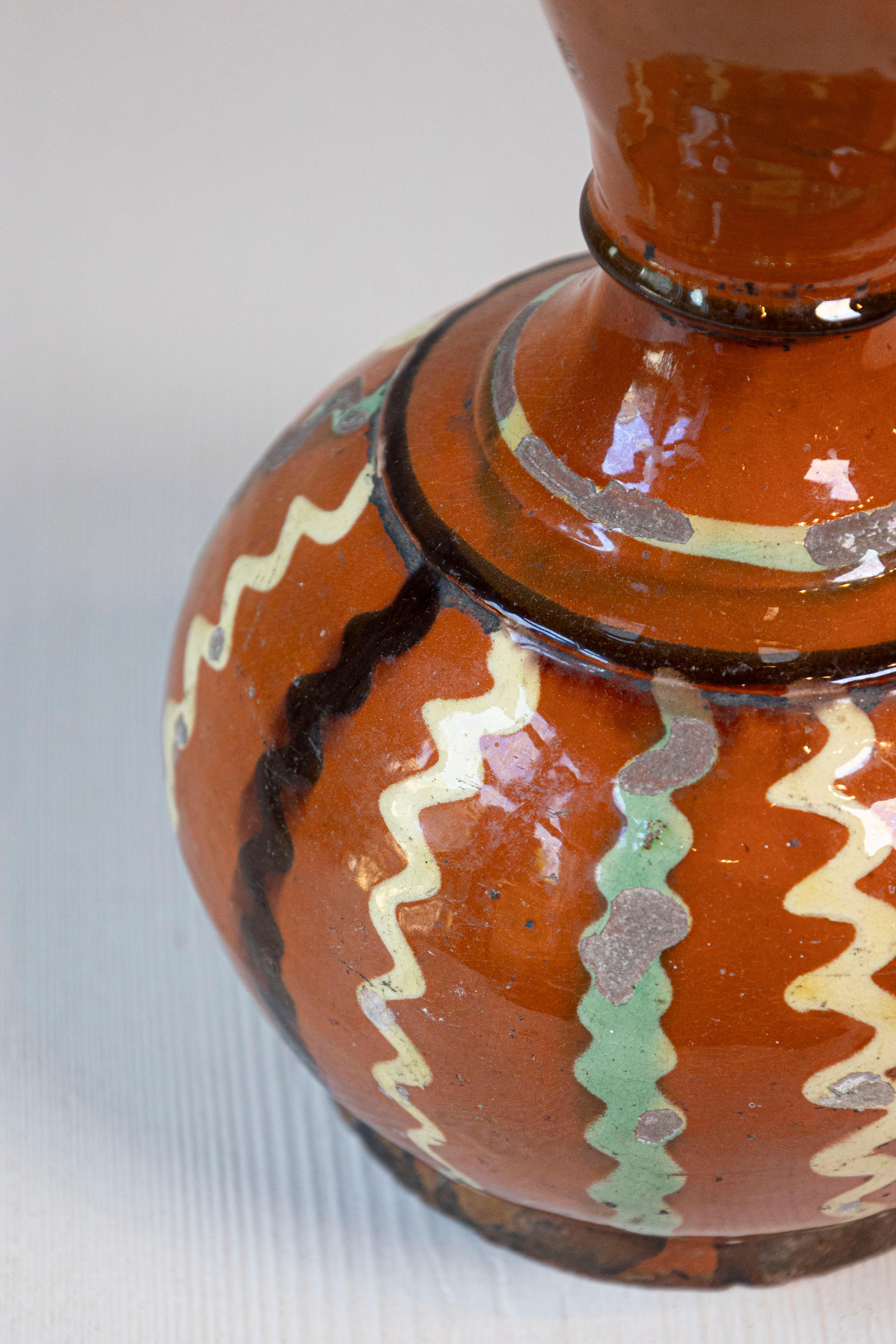 Vernissé Pichet à vin en poterie Jaspe française du 19ème siècle avec glaçure rouille, décor ondulé en vente