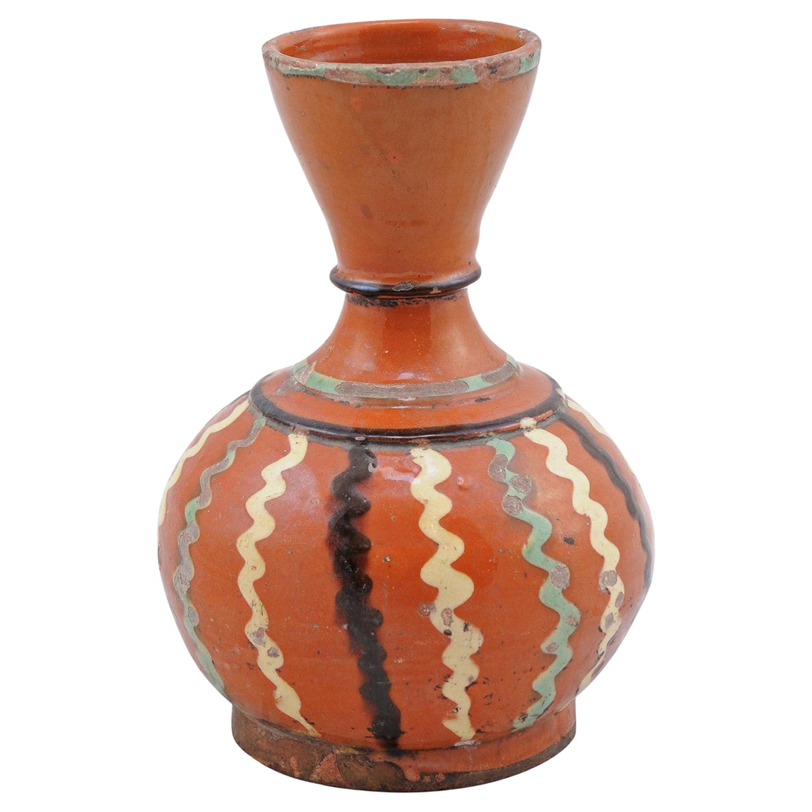 Pichet de service à vin en poterie de jaspe du 19ème siècle avec glaçure rouille, décor ondulé