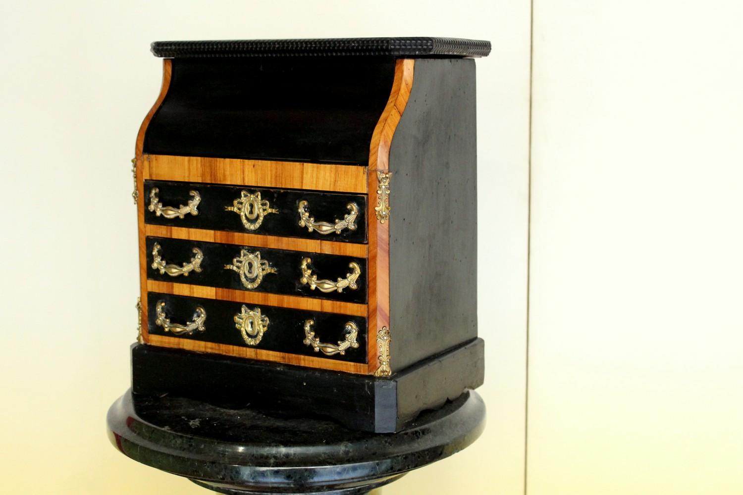 Antiquité française 19ème siècle Boîte à bijoux Porte à rabat Cabinet Miniature en Wood en vente 8