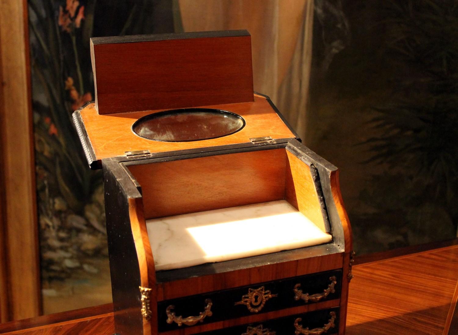 Doré Antiquité française 19ème siècle Boîte à bijoux Porte à rabat Cabinet Miniature en Wood en vente