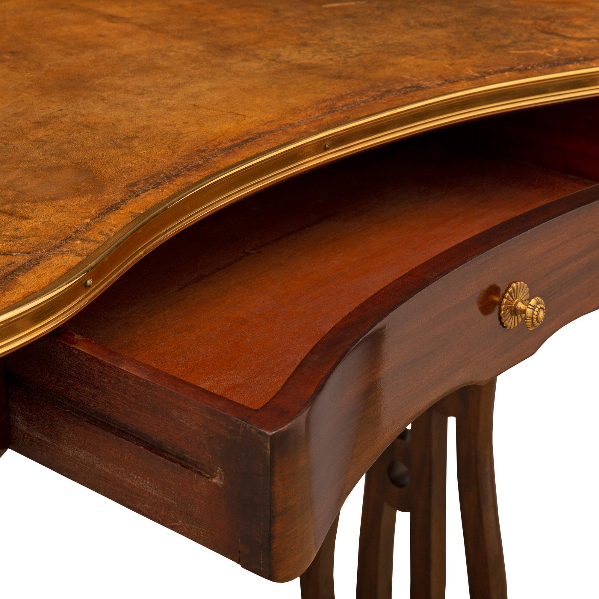 French 19th Century Kidney Shaped Mahogany Writing Table For Sale 3