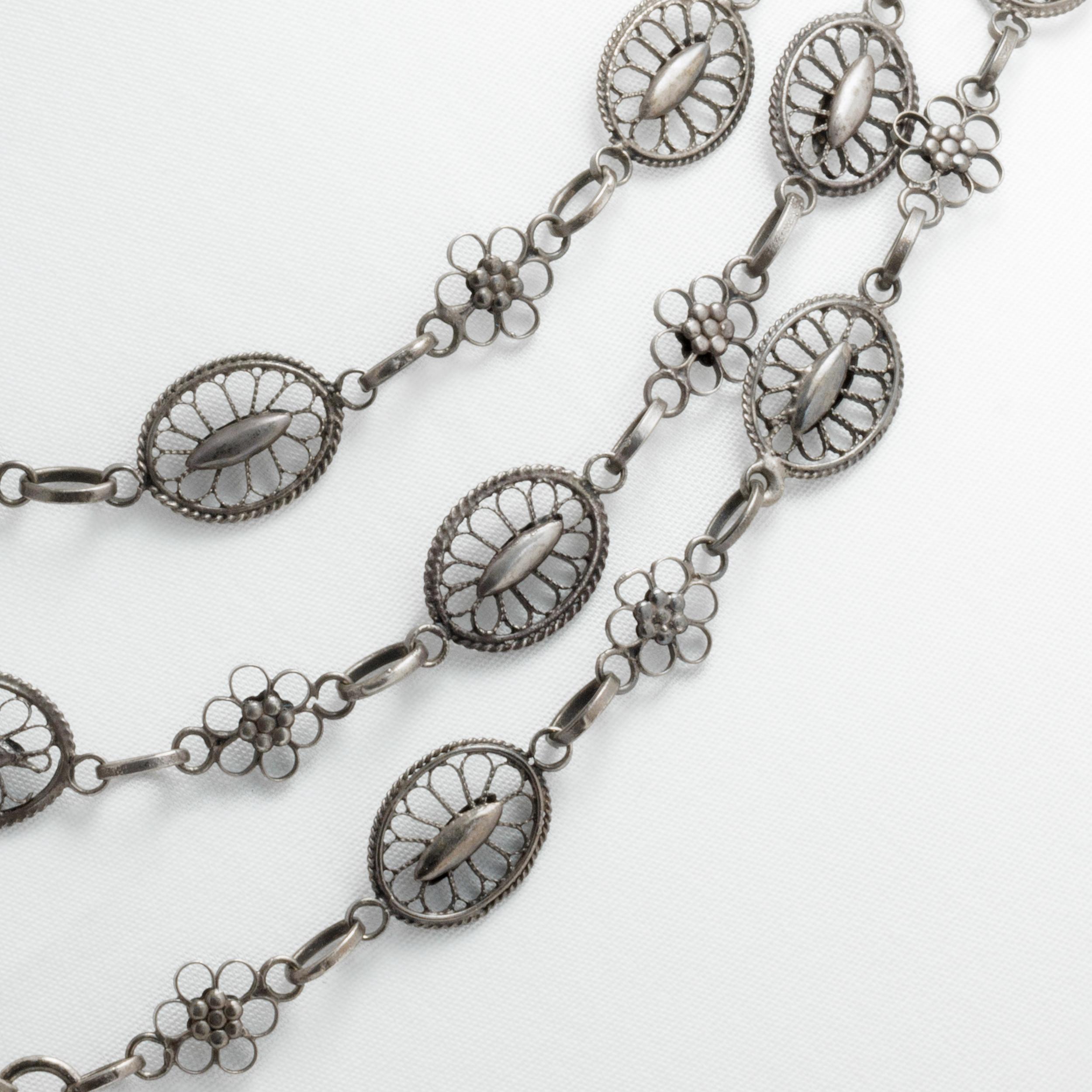 Belle Époque French 19th Century Lacey Silver Muff Chain Sautoir