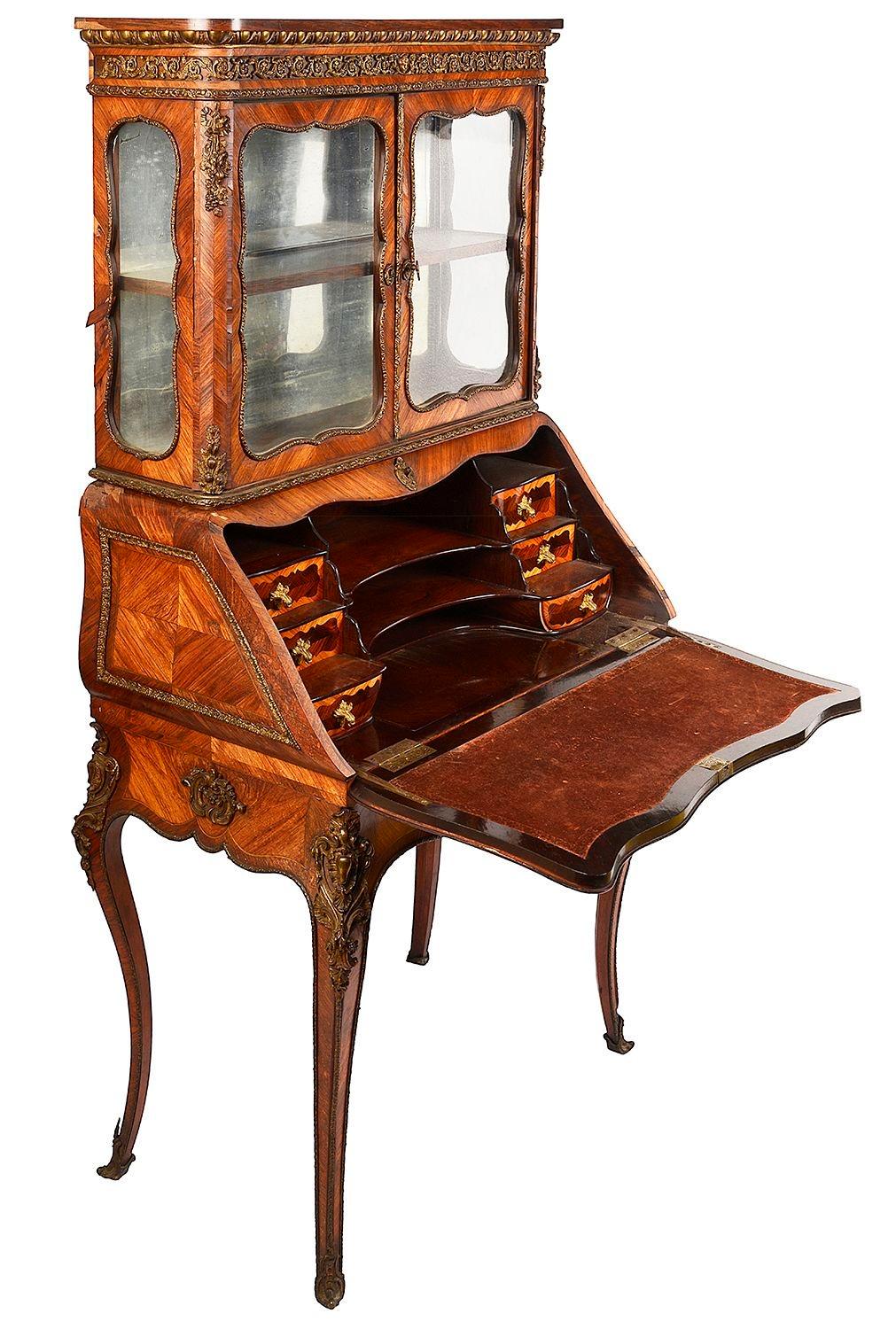 Eine sehr gute Qualität späten 19. Jahrhundert Französisch Kingwood Ormolu montiert Bureau de Dame. Darüber verglaste Türen, die sich öffnen lassen, um Schubladen und Taubenlöcher freizulegen, und eine eingelassene Schreibtafel aus Samt, eine