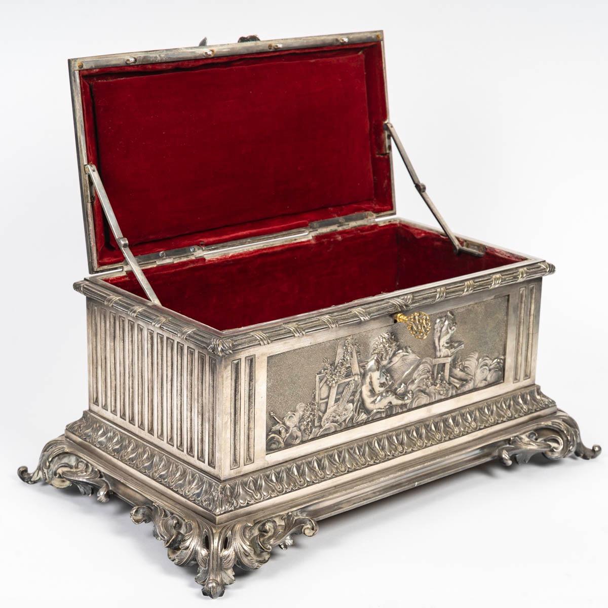 Large Napoleon III Jewelry Casket 
In chiseled and silvered bronze, decorated with putti scenes in the style of Claude Michel dit Clodion (1738-1814), symbolizing Allegories of Arts, 
Sciences and Letters in light relief on three sides.
Heart