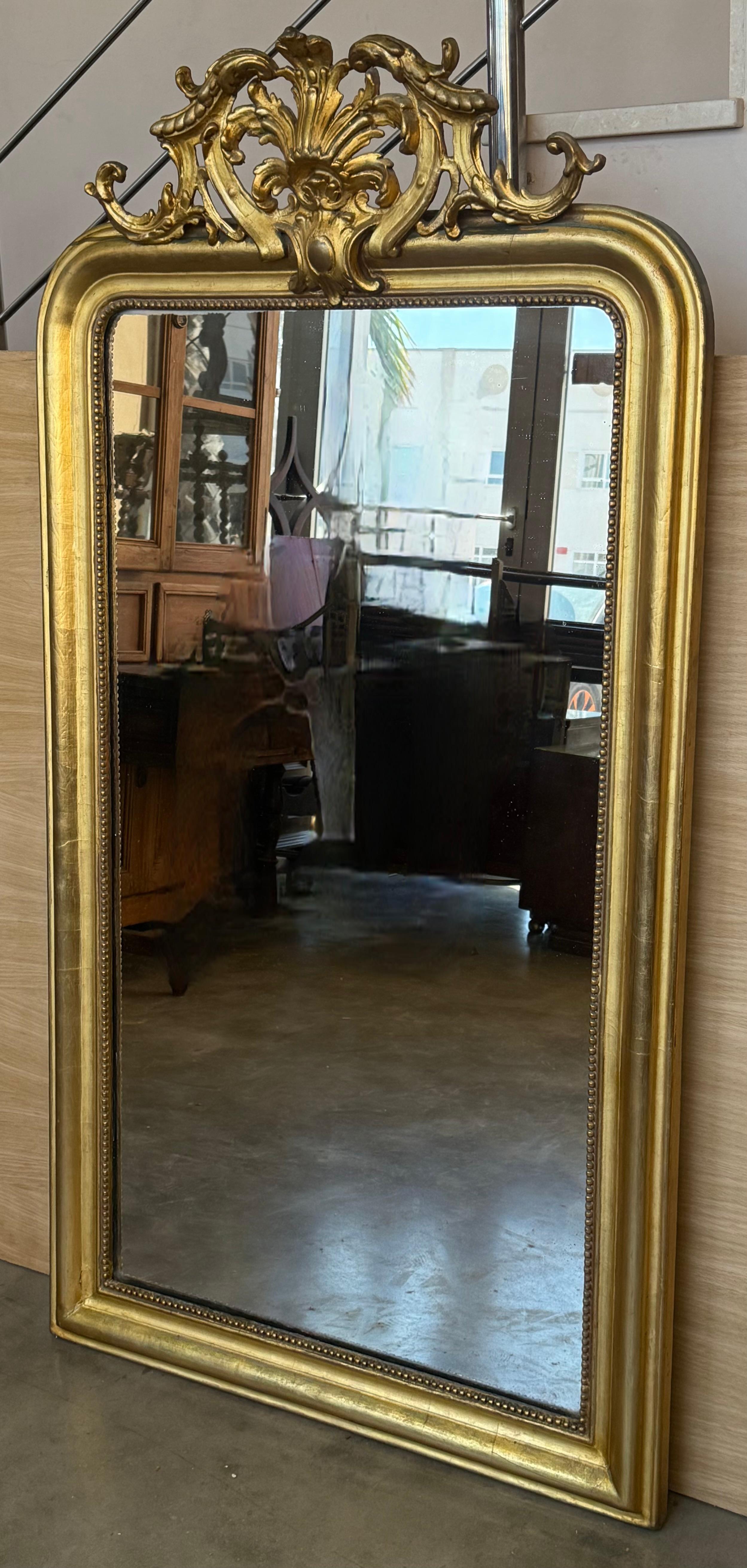 Provincial français Grand miroir vertical doré du 19e siècle, avec écusson floral en vente