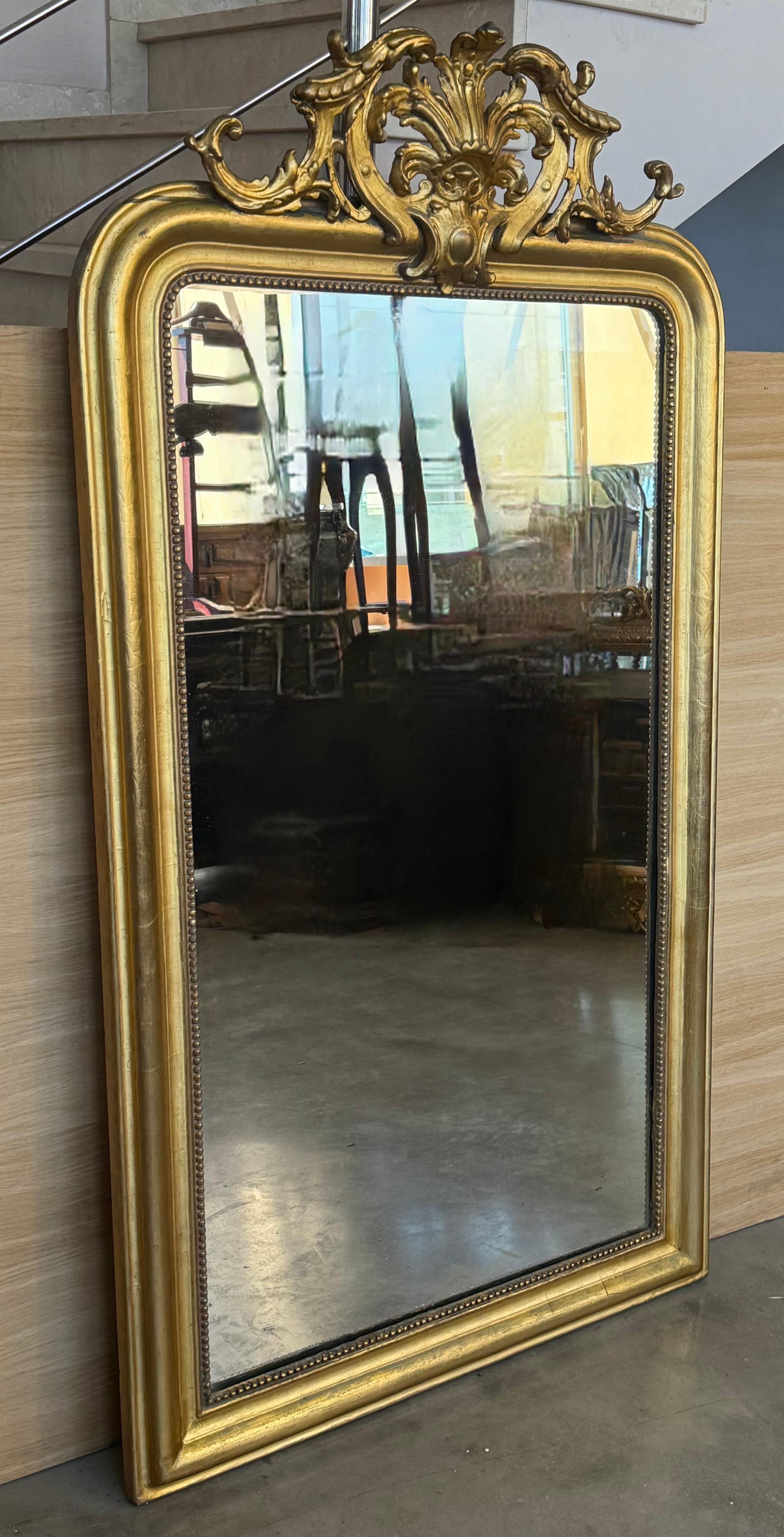 Français Grand miroir vertical doré du 19e siècle, avec écusson floral en vente