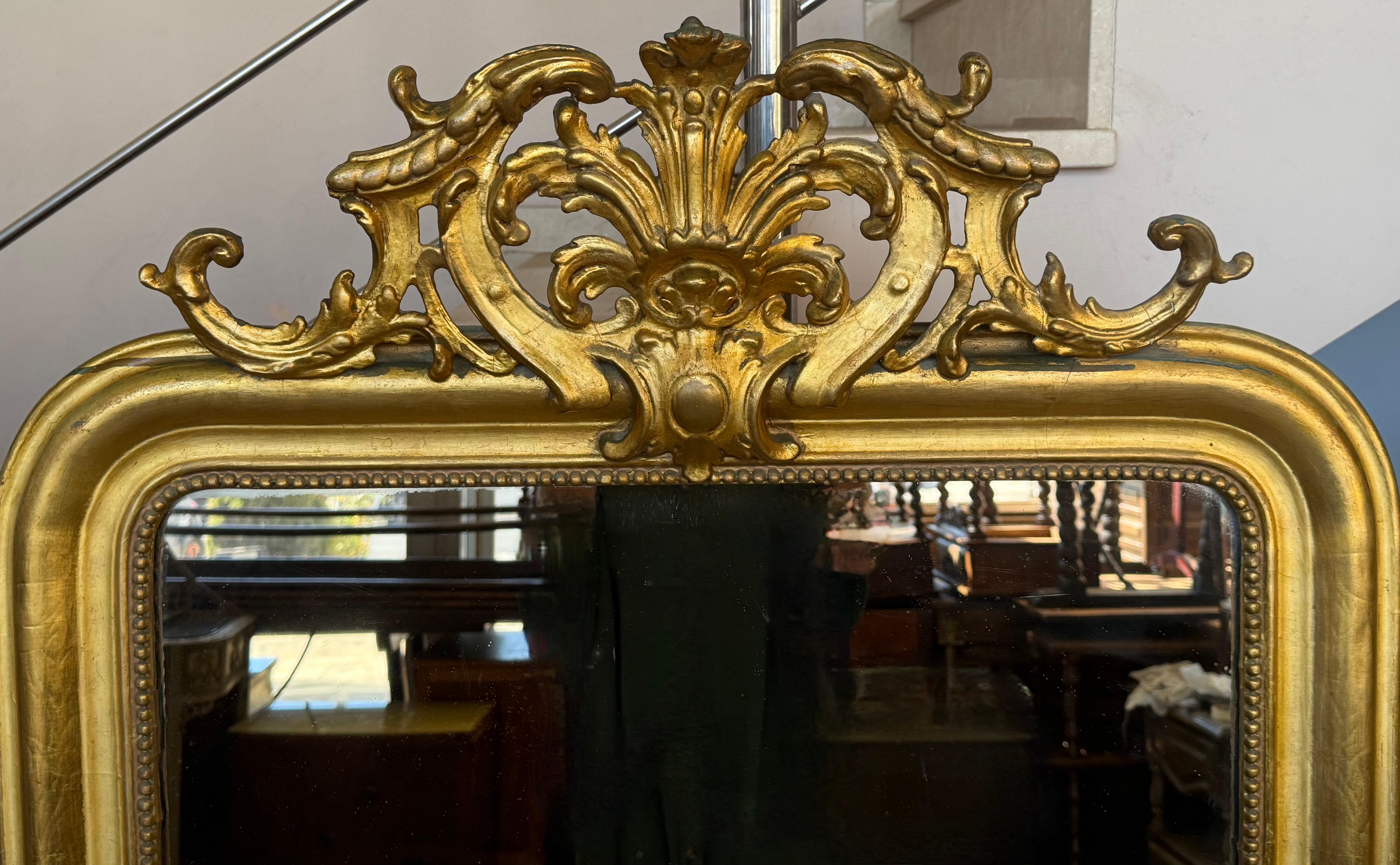 Grand miroir vertical doré du 19e siècle, avec écusson floral Bon état - En vente à Miami, FL
