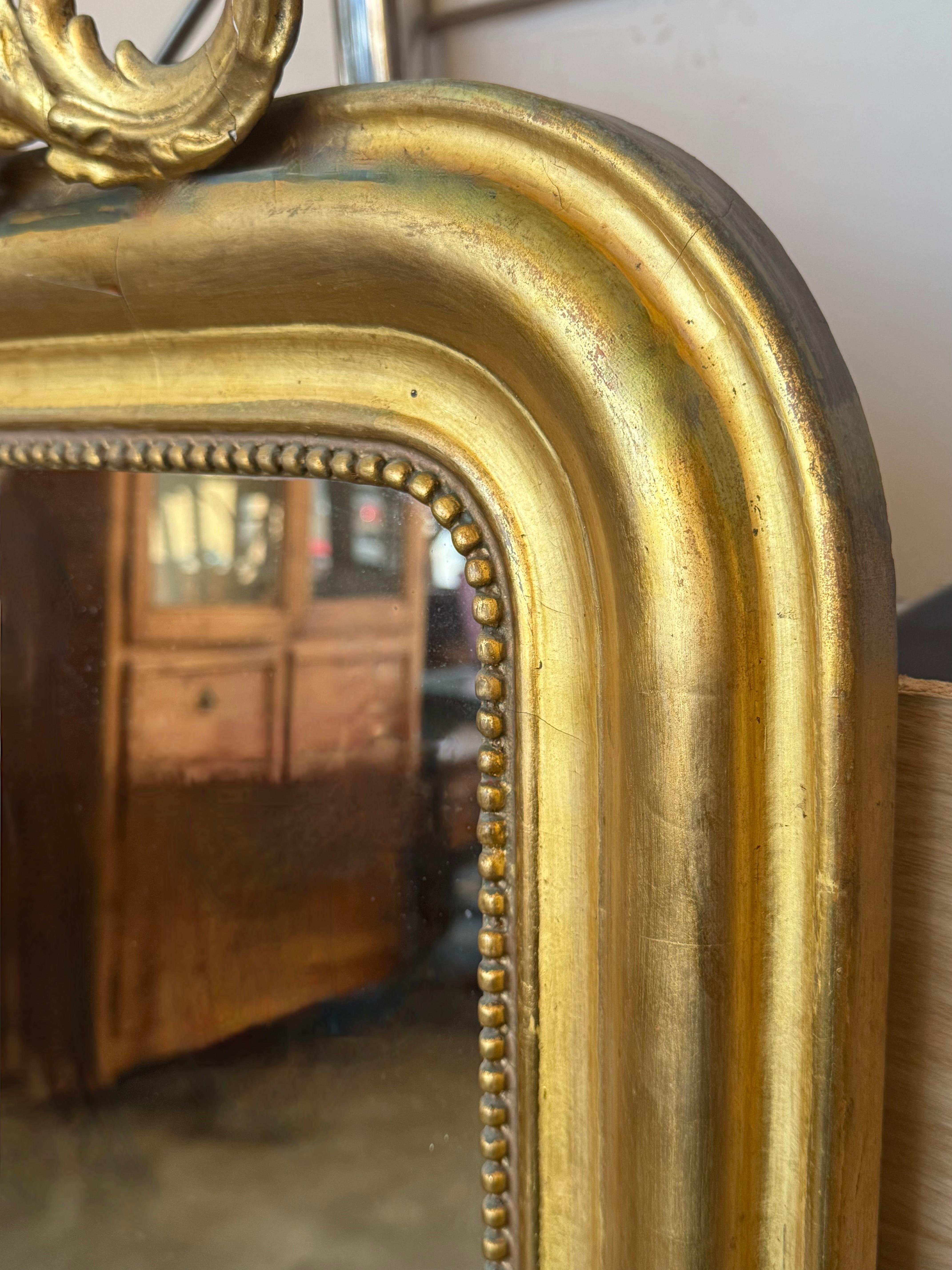 XIXe siècle Grand miroir vertical doré du 19e siècle, avec écusson floral en vente