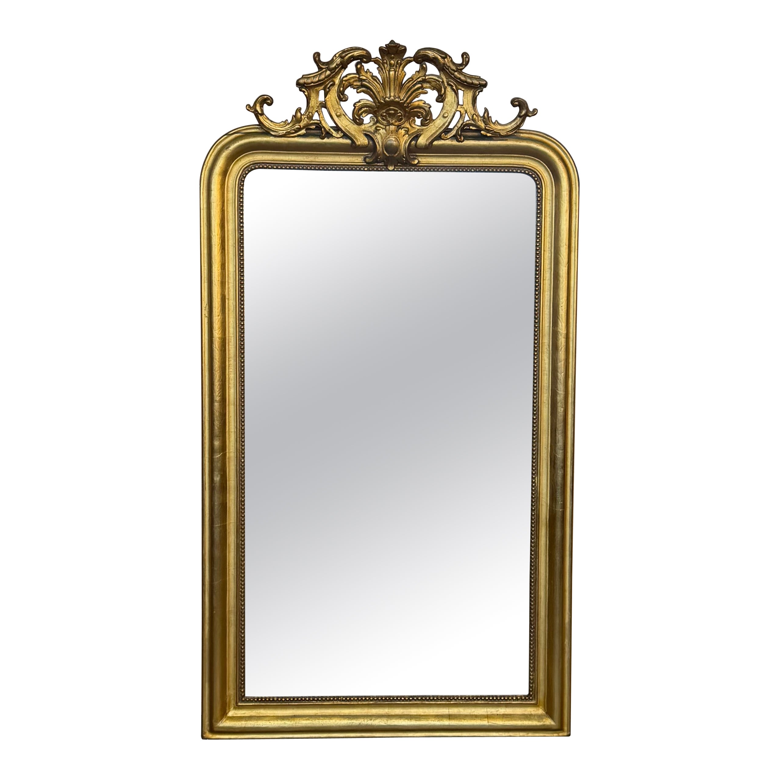 Grand miroir vertical doré du 19e siècle, avec écusson floral en vente