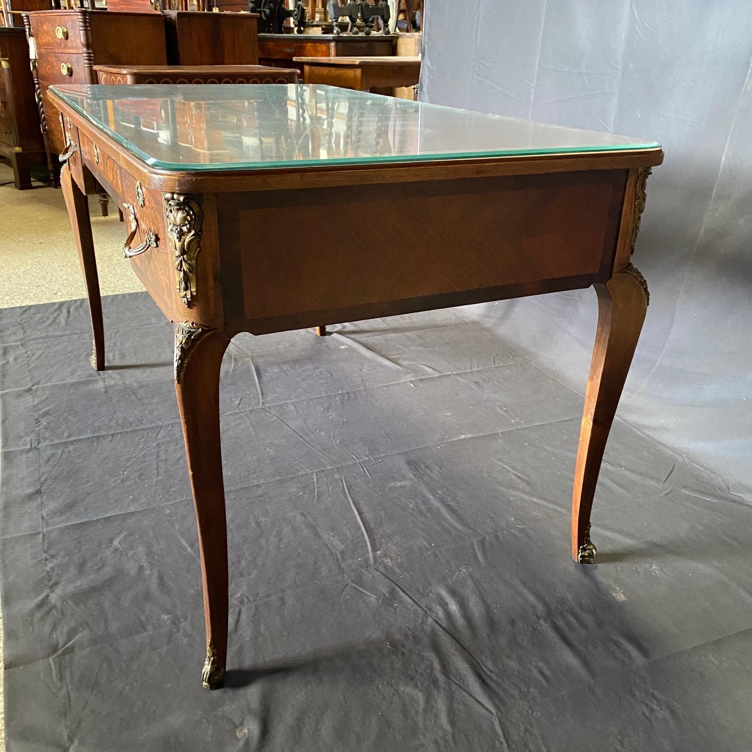  Französisch 19. Jahrhundert Lederplatte Louis XV Stil Schreibtisch oder Bureau Plat im Zustand „Gut“ im Angebot in Hopewell, NJ