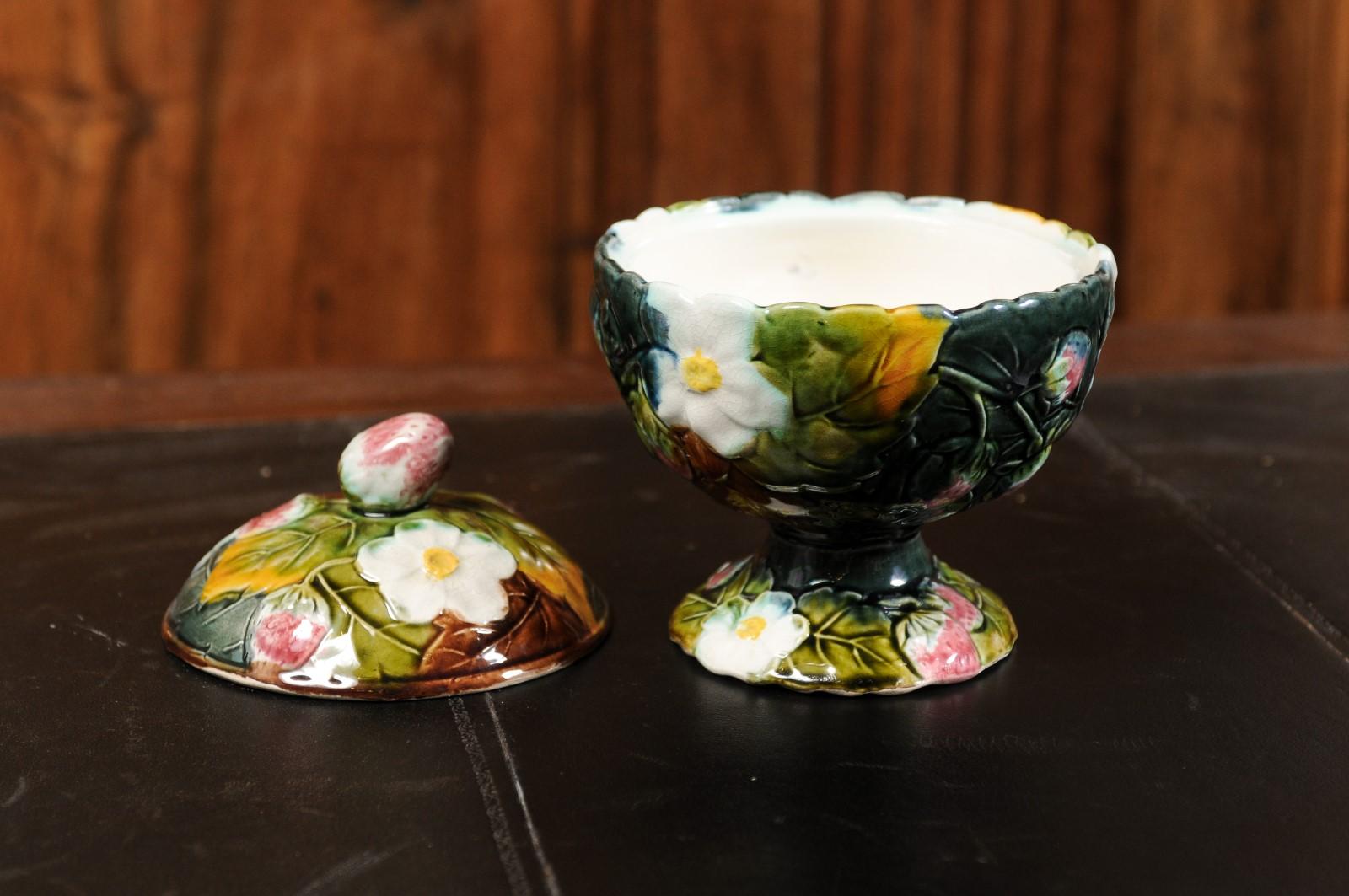 French 19th Century Lidded Majolica Strawberry Bowl with Flowers and Foliage In Good Condition For Sale In Atlanta, GA