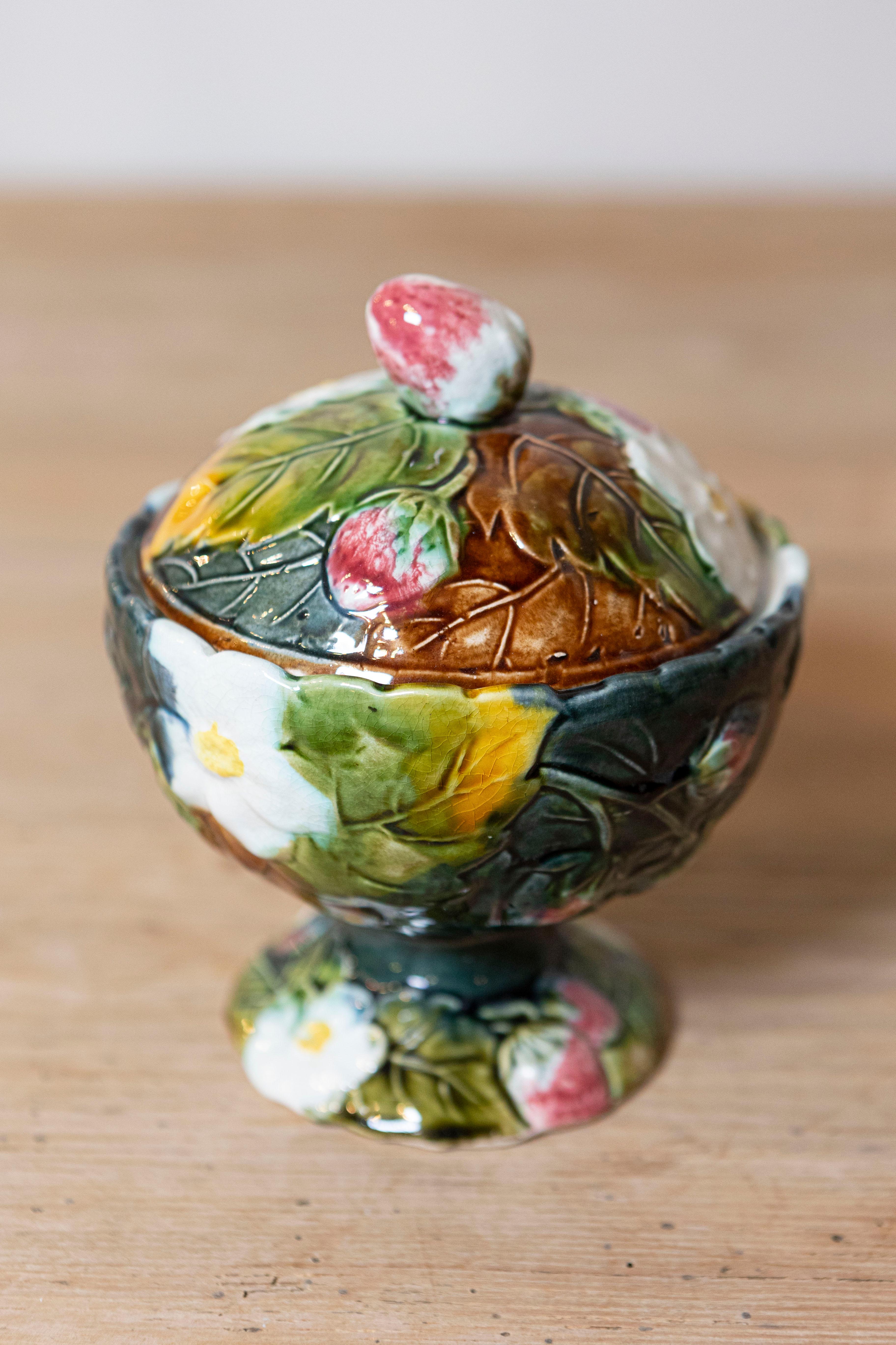 French 19th Century Lidded Majolica Strawberry Bowl with Flowers and Foliage In Good Condition For Sale In Atlanta, GA