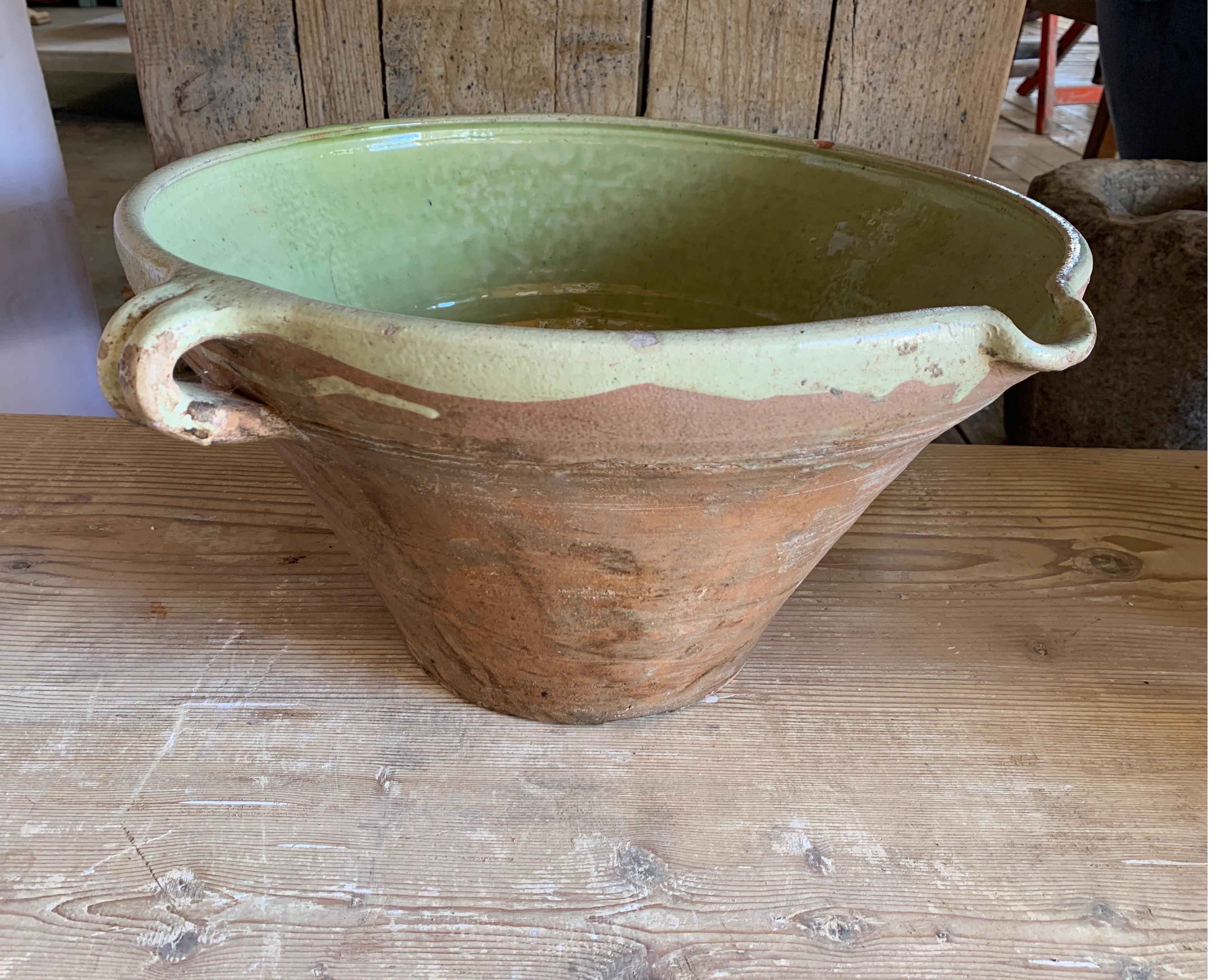 I have never seen this beautiful lime green interior on the French pots before. It really pretty a great size: 1 19 W x 17 D x 9 T.
