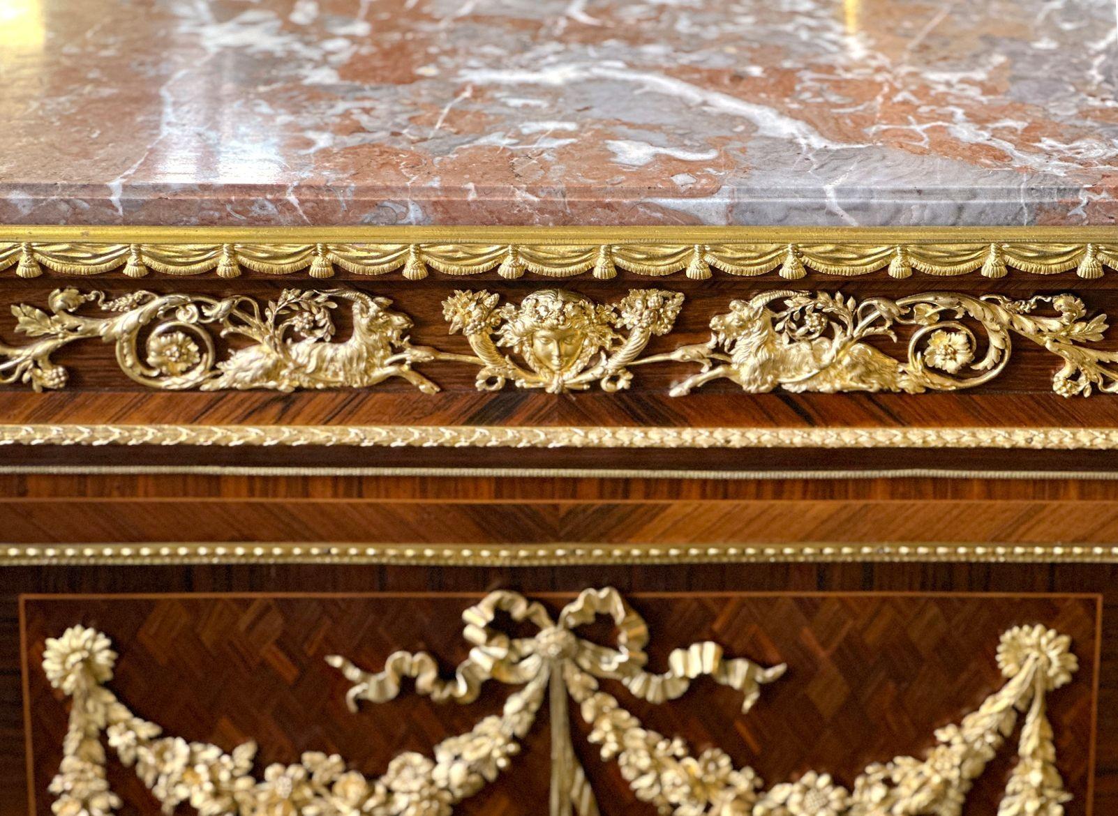 Français Armoire de salon française du 19ème siècle avec plateau en marbre Breche en vente