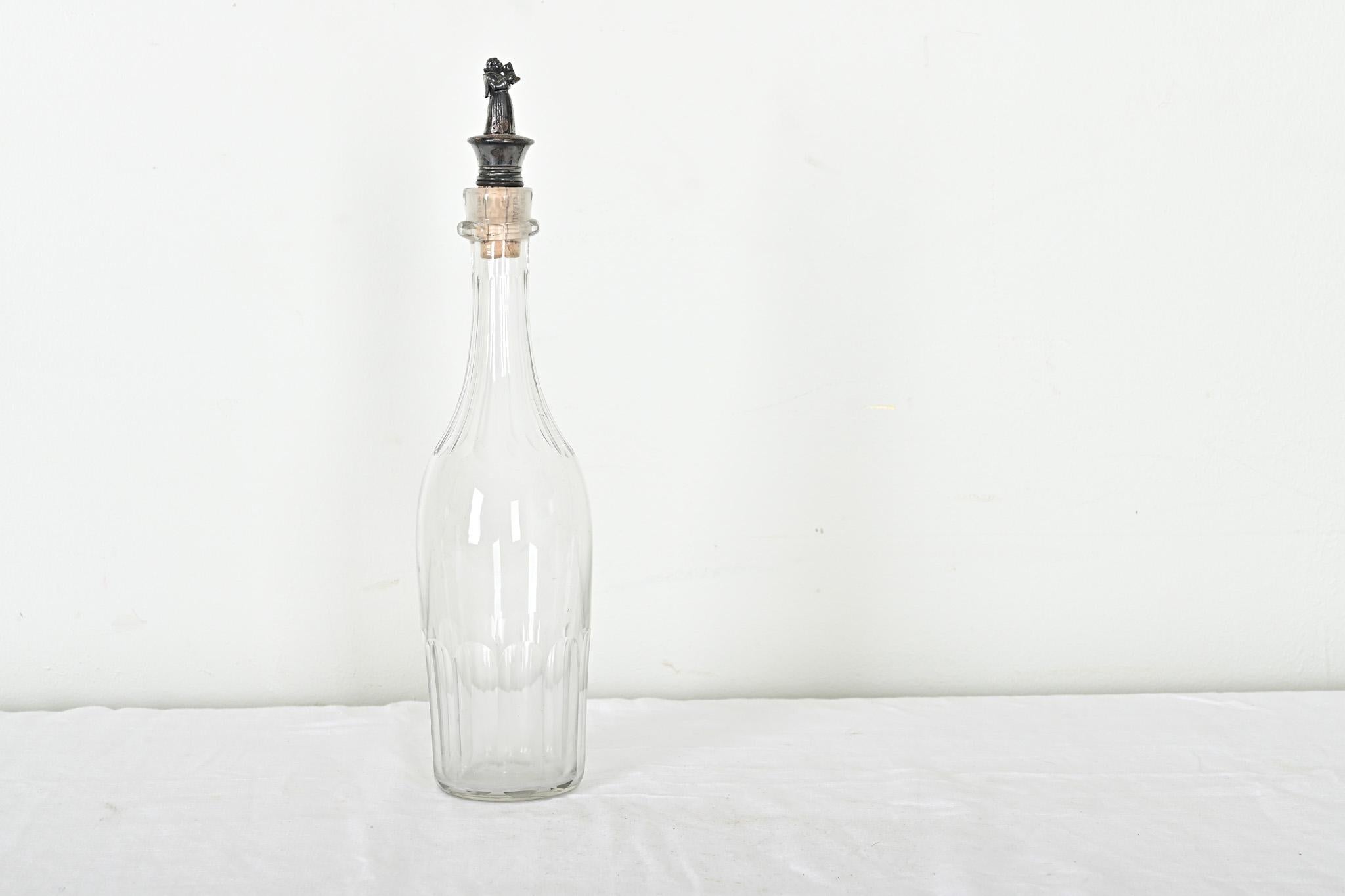 
Splendida bottiglia (o decanter) in cristallo francese del XIX secolo con dettagli sfaccettati e scanalati sul collo e sulla base per accentuare la forma allungata. A fare da contrappunto alle raffinate tecniche di soffiatura e taglio del vetro del