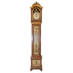 Reloj francés pintado de caja larga del siglo XIX con cresta tallada y decoración clásica