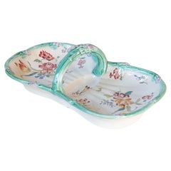 Server per asparagi in maiolica Longchamp del XIX secolo con decorazioni floreali