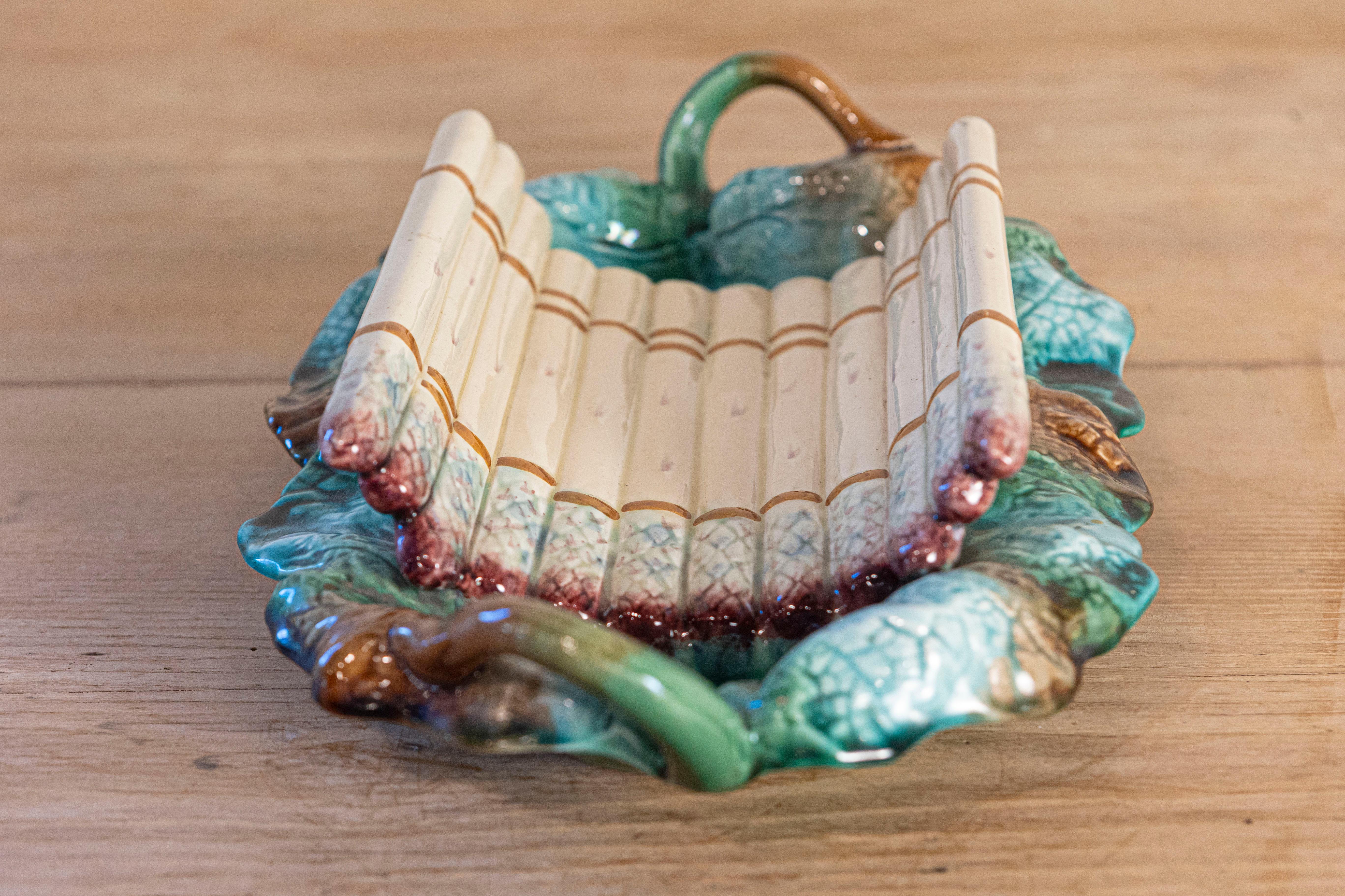 Server per asparagi in maiolica Longchamp del XIX secolo con piatto a forma di fogliame In condizioni buone in vendita a Atlanta, GA