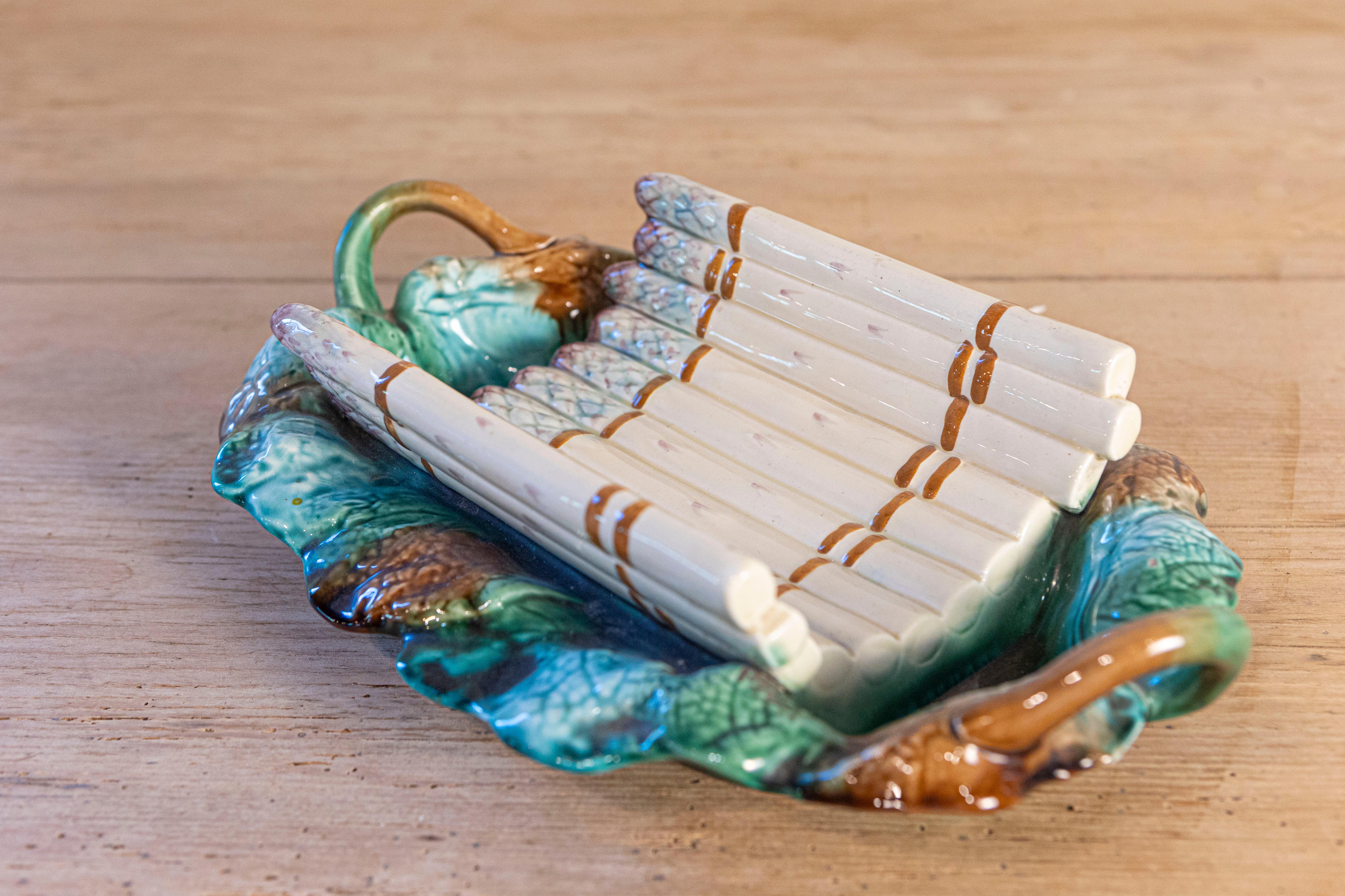 Server per asparagi in maiolica Longchamp del XIX secolo con piatto a forma di fogliame in vendita 1