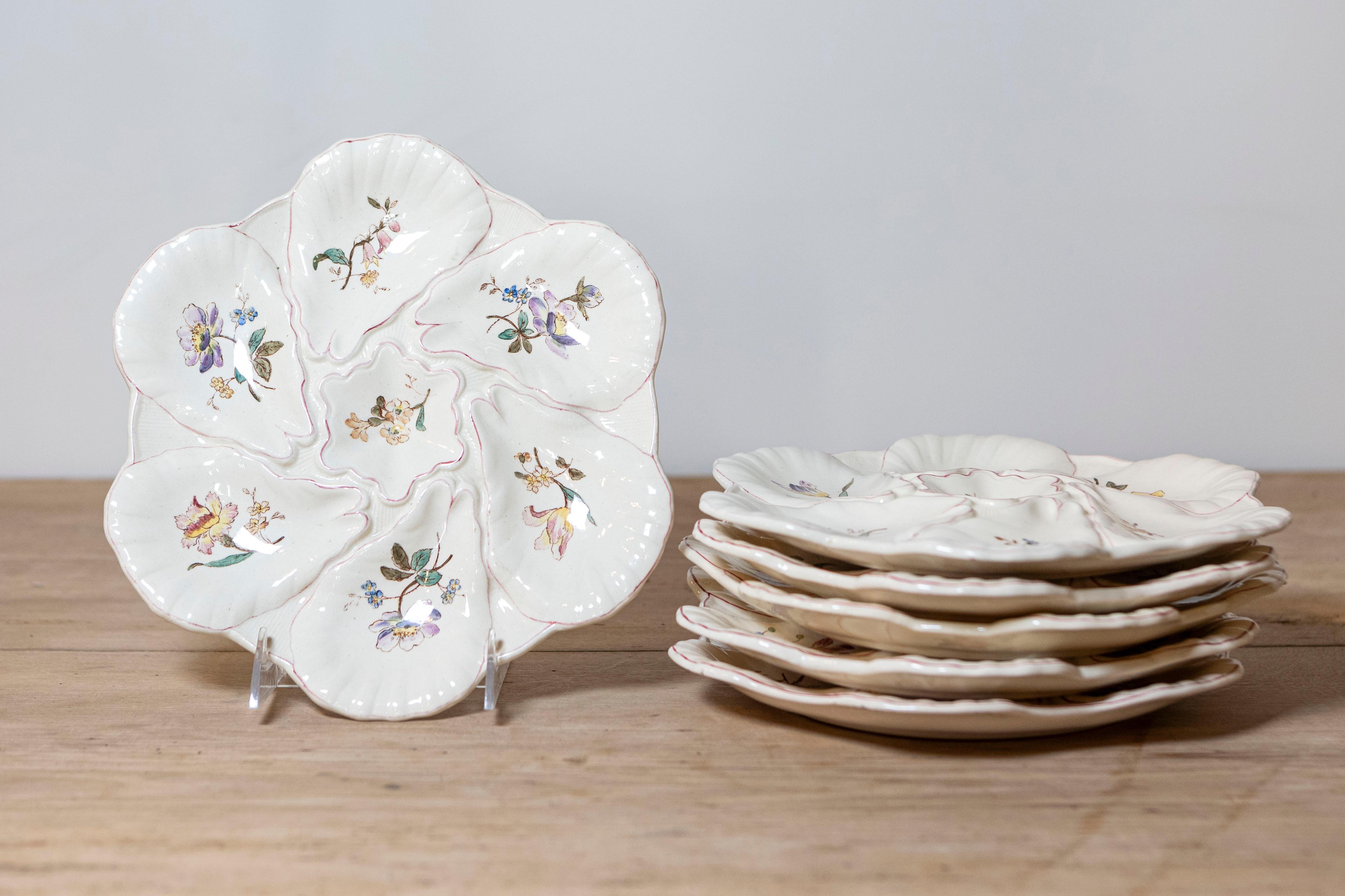 Piatti da ostrica in maiolica francese Longchamp Terre de Fer della fine del XIX secolo, con fiori e contorno rosa. Al momento sono disponibili 10 piatti, il cui prezzo è venduto singolarmente. Vedi anche il piatto di ostriche LU835919236182 se hai