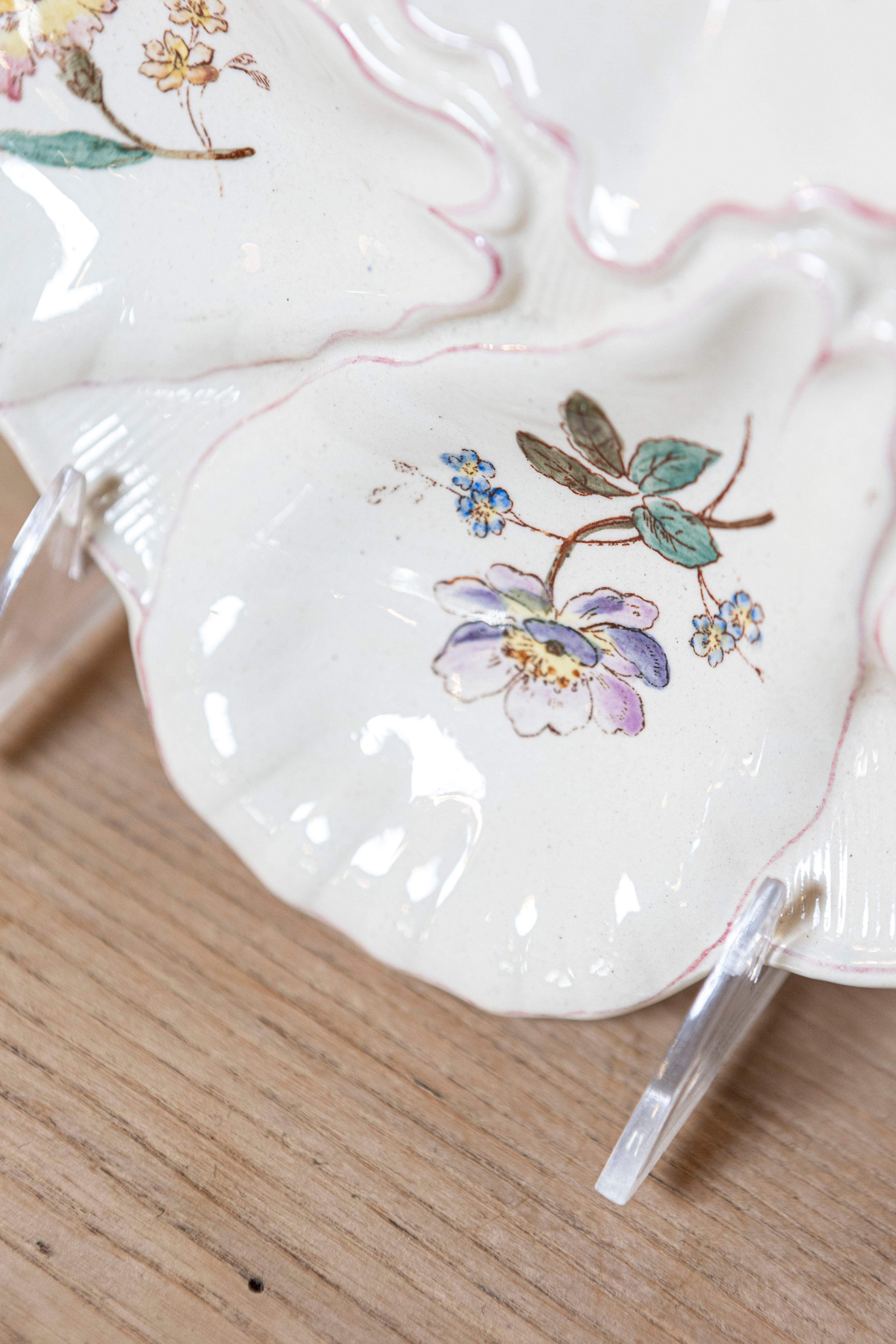 Francese Piatto per ostriche in maiolica Longchamp del XIX secolo con decori floreali dipinti in vendita