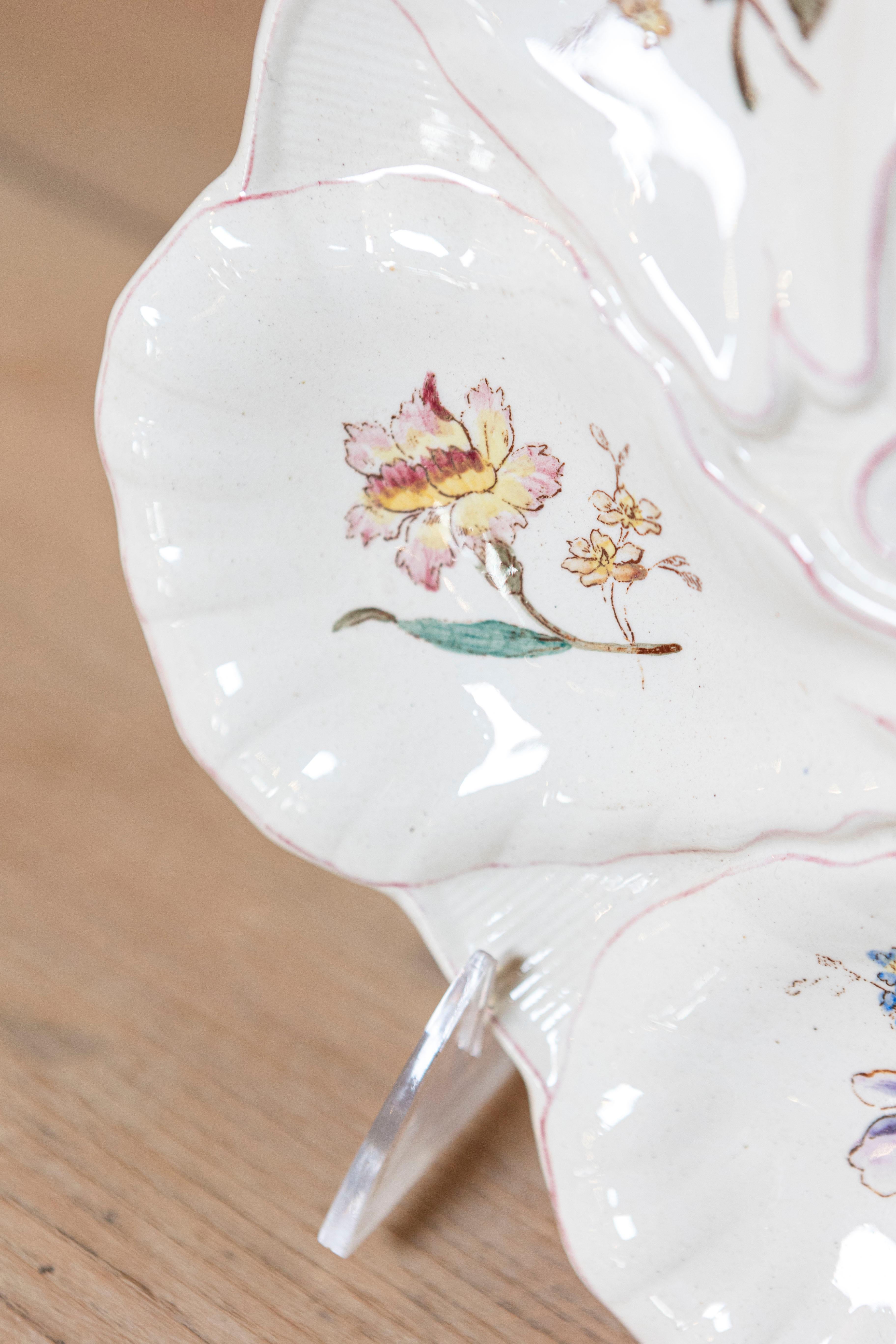 Dipinto Piatto per ostriche in maiolica Longchamp del XIX secolo con decori floreali dipinti in vendita