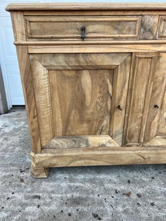 Buffet français à deux portes du XIXe siècle, de style Louis-Philippe, en noyer loupe blanchi