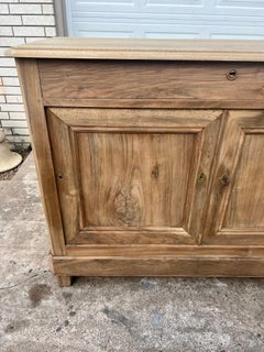 Französisches zweitüriges Buffet aus gebleichtem Nussbaumholz im Louis-Philippe-Stil des 19. Jahrhunderts