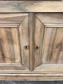Credenza francese del XIX secolo in stile Luigi Filippo, in noce sbiancato, a due ante