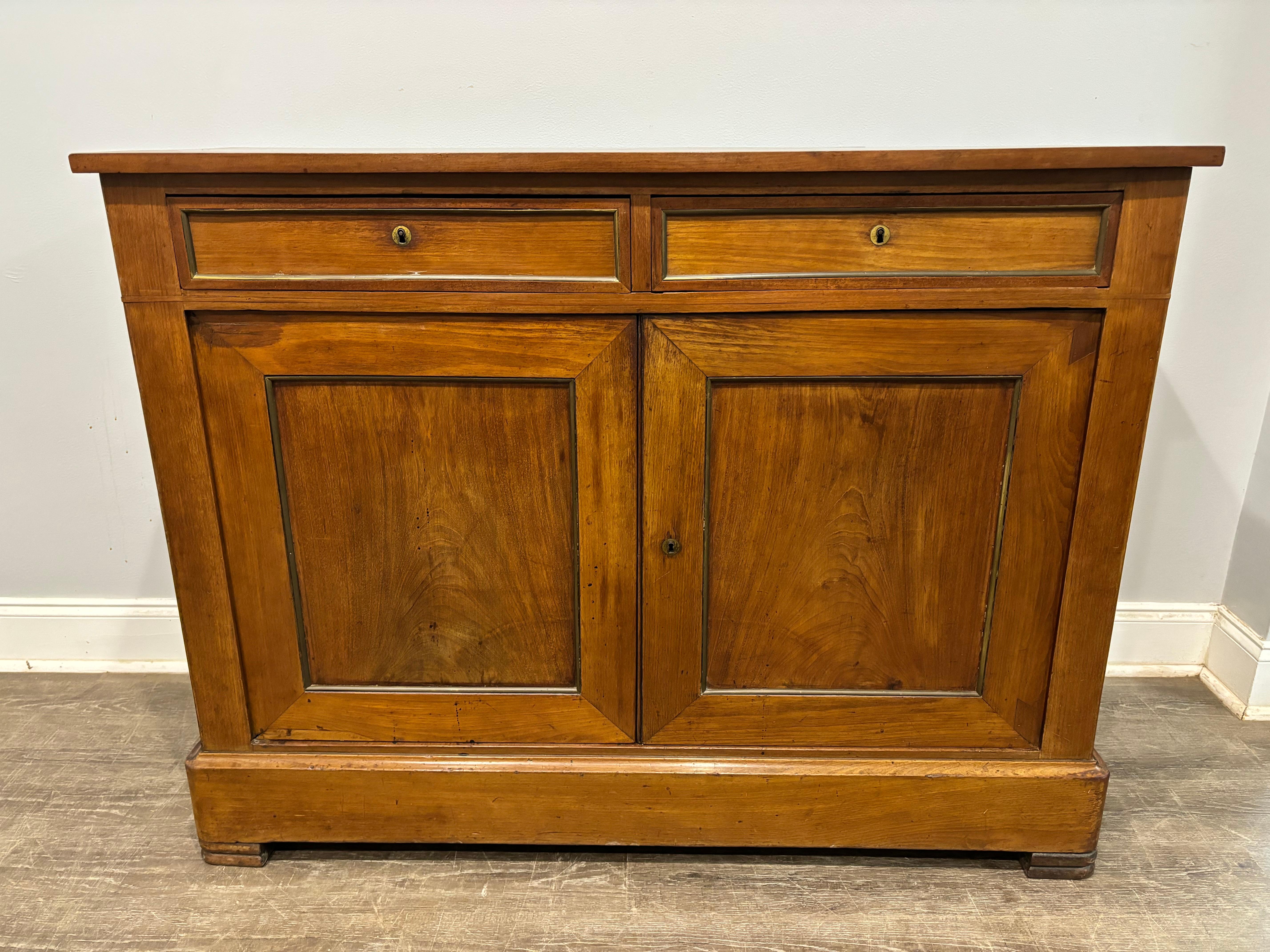 This is a nice and narrow Louis-Philippe buffet. By its simple line, it ca be mix easy with modern.