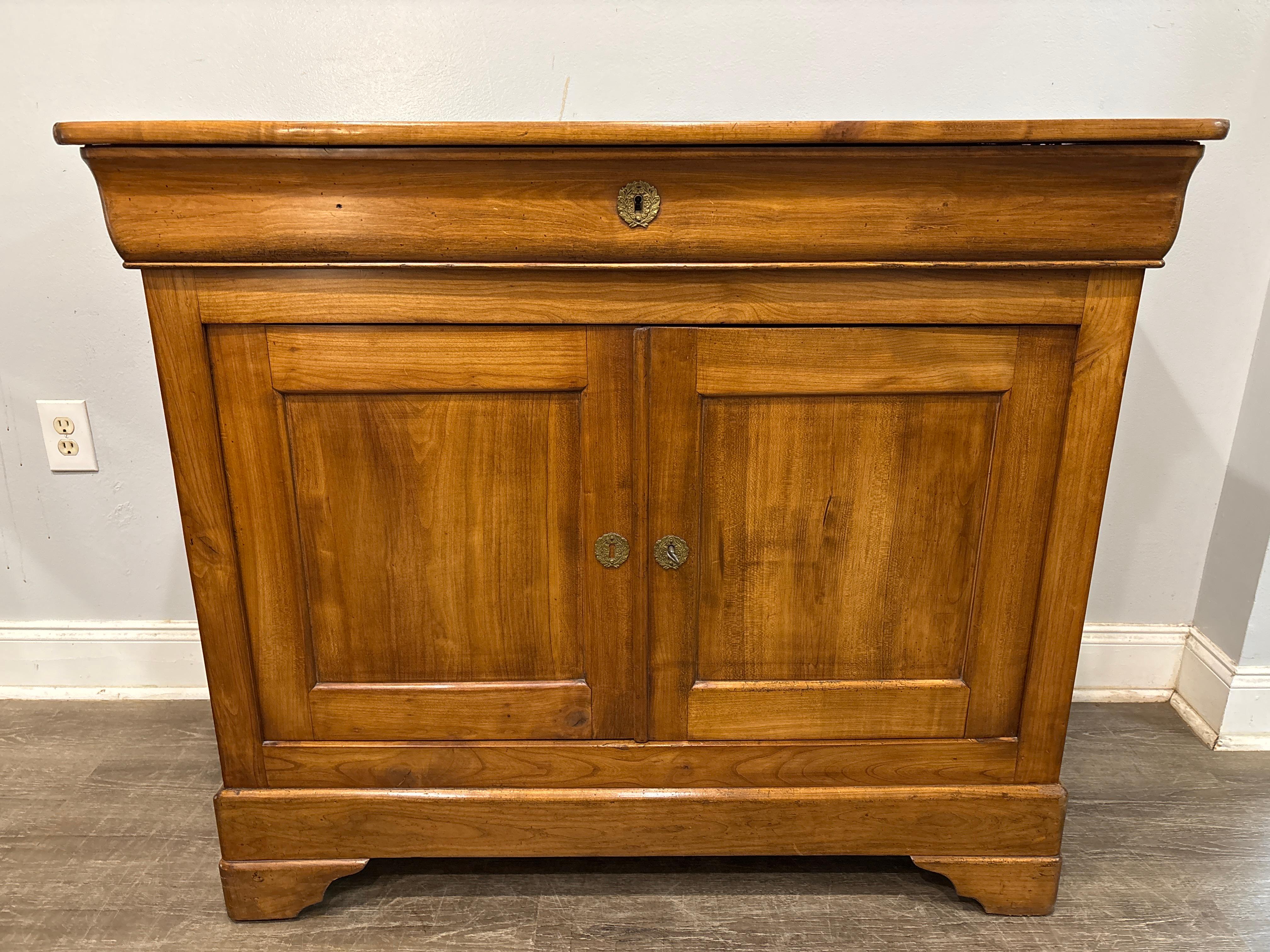 This Louis-Philippe buffet is made of blond walnut. its proportion is very pleasant to look at. It is not to long, narrow and has the height of the elbow.