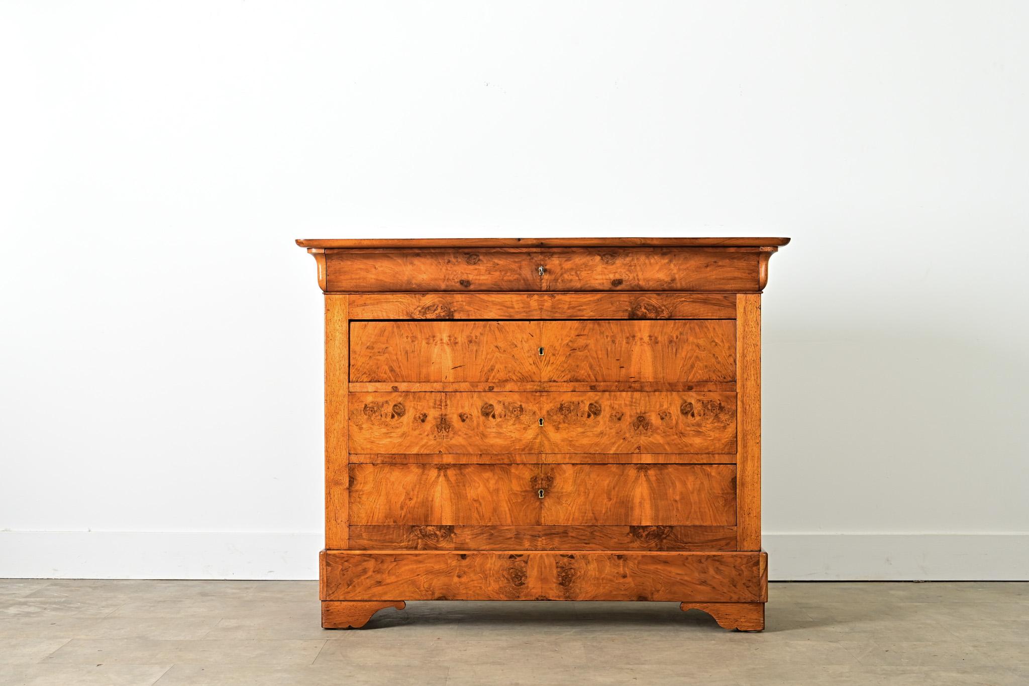 Una splendida commode in noce burlato del XIX secolo, che mette in risalto le venature ipnotiche dell'impiallacciatura in tinta con i frontali dei cassetti. Questa graziosa commode presenta proporzioni forti e lineari e angoli arrotondati per