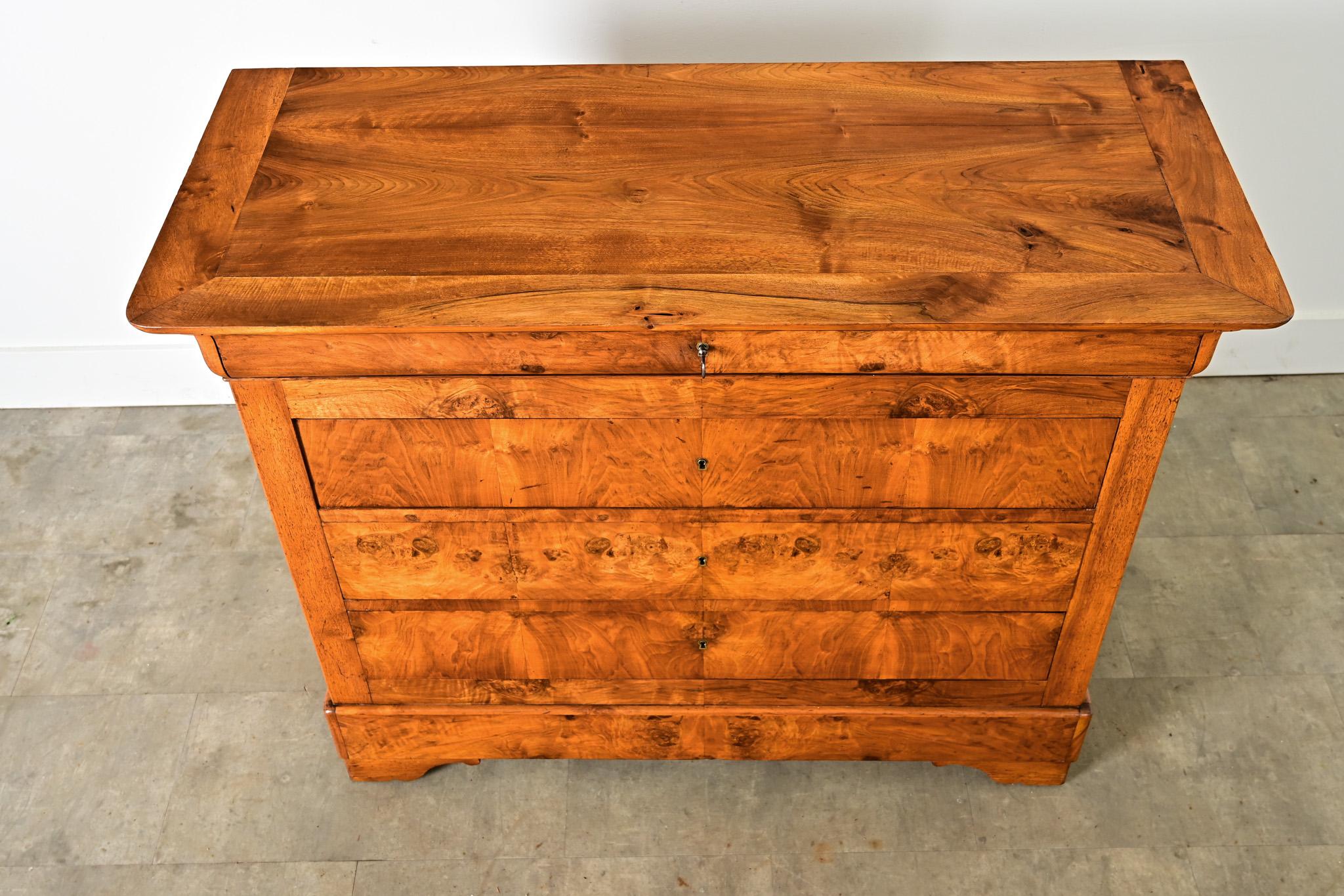 Francese Commode francese del XIX secolo in radica di noce Louis Philippe in vendita