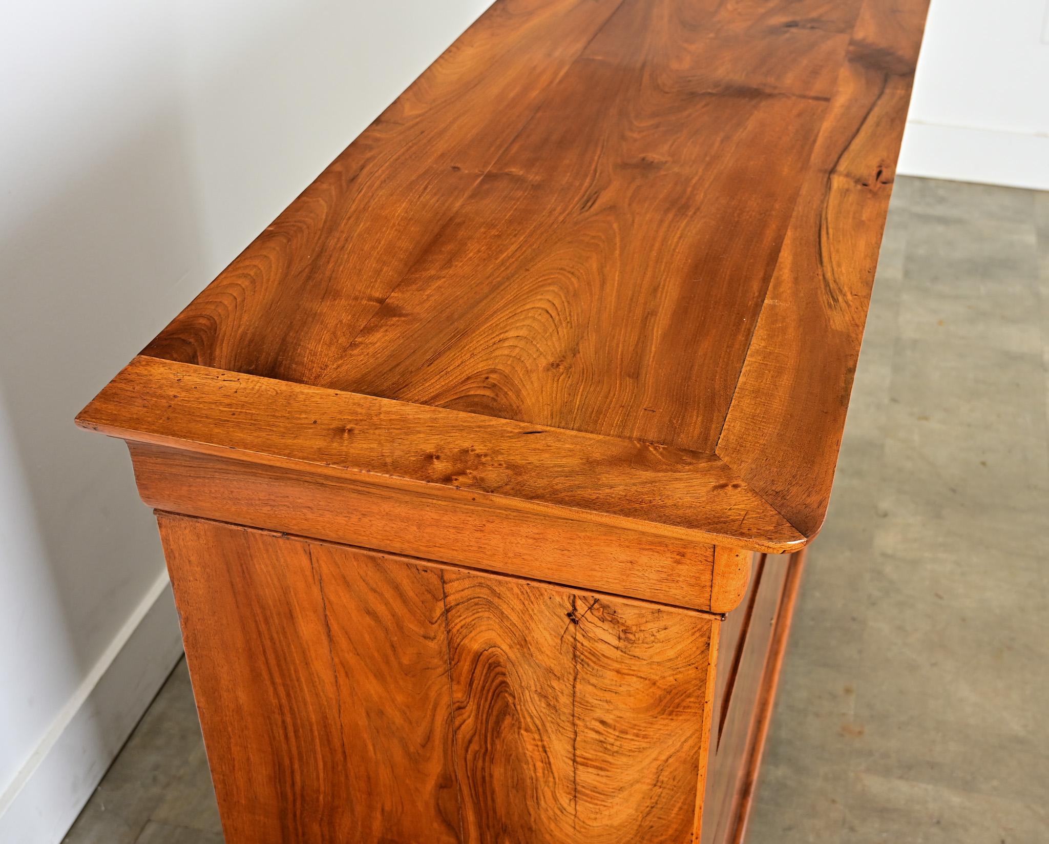 Commode francese del XIX secolo in radica di noce Louis Philippe In condizioni buone in vendita a Baton Rouge, LA