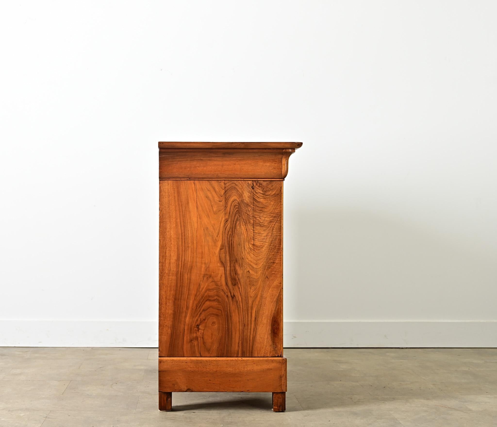 Commode francese del XIX secolo in radica di noce Louis Philippe in vendita 1