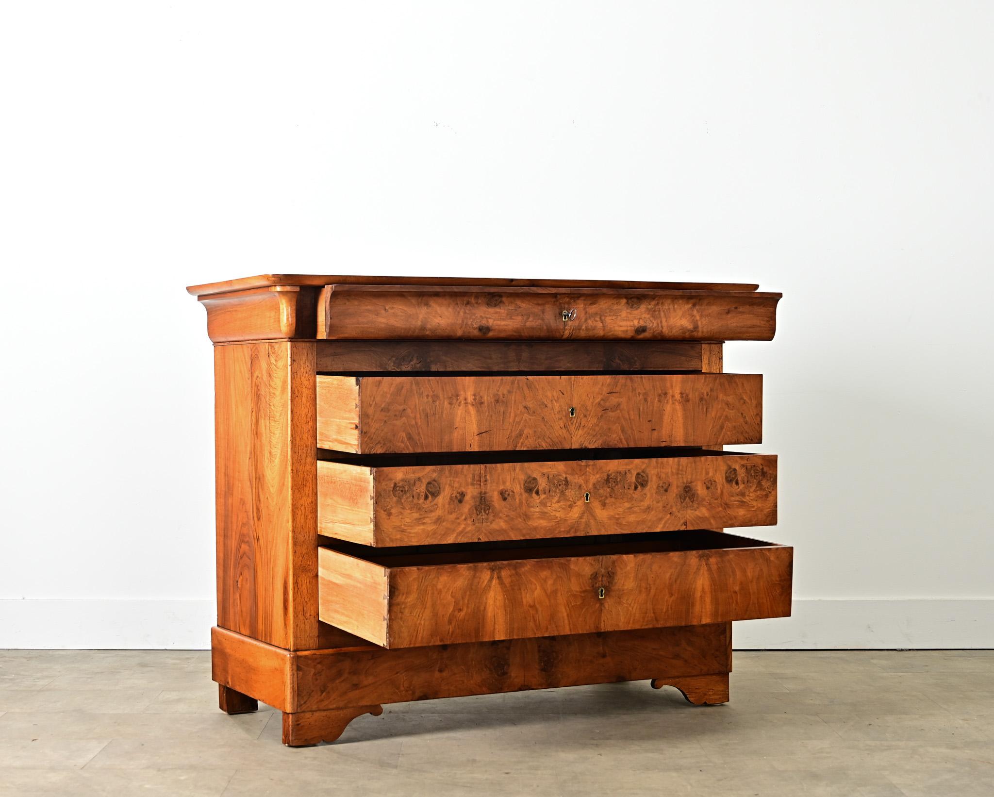Commode francese del XIX secolo in radica di noce Louis Philippe in vendita 2
